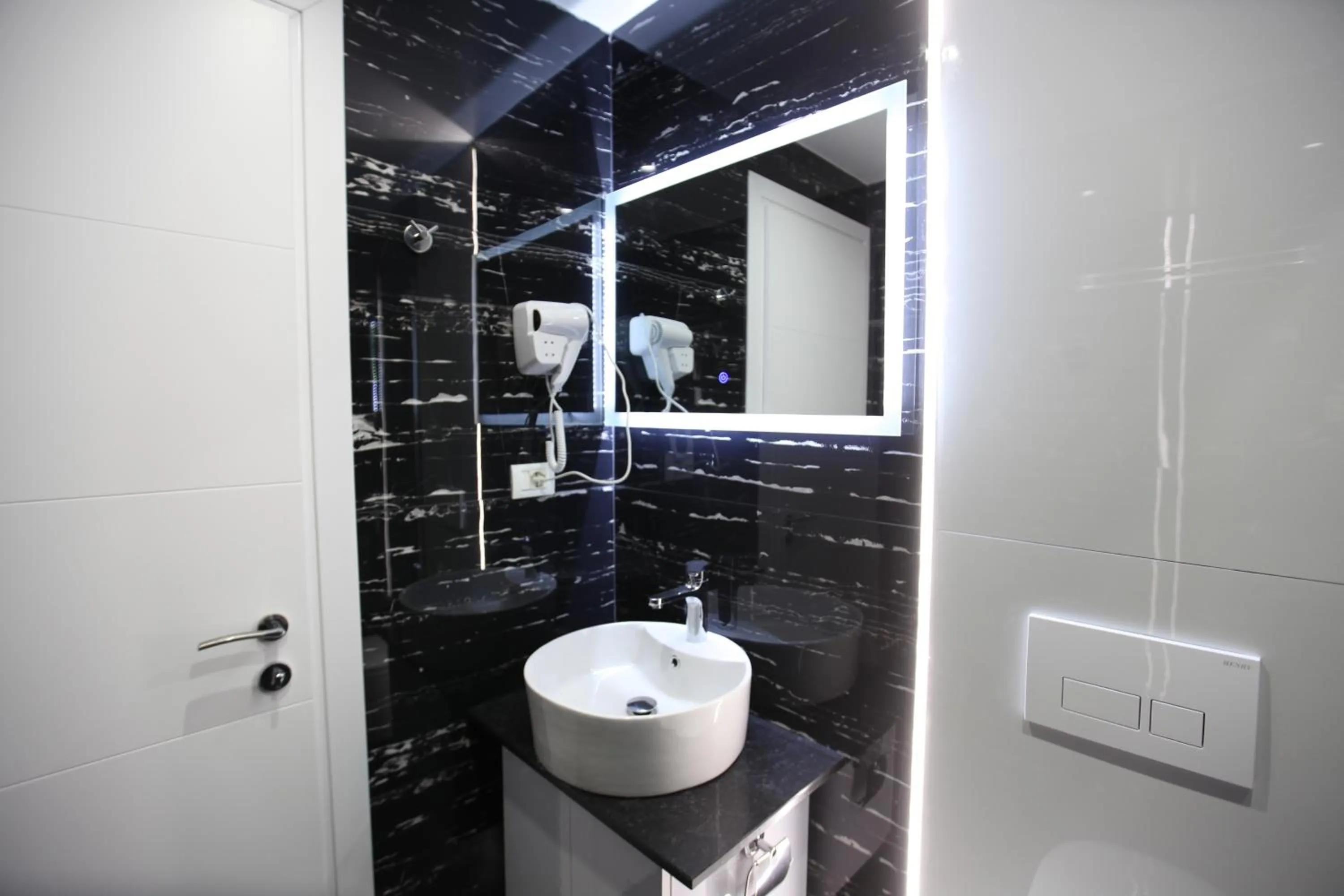 Bathroom in Ksamil Central Park Hotel