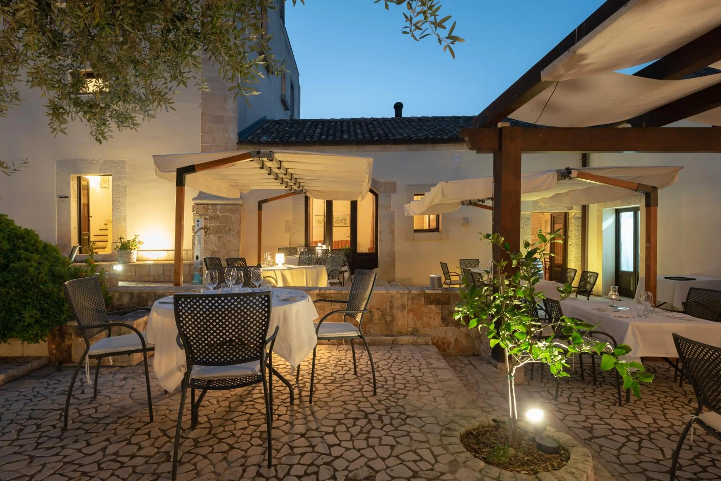 Restaurant/places to eat in Relais Torre Marabino