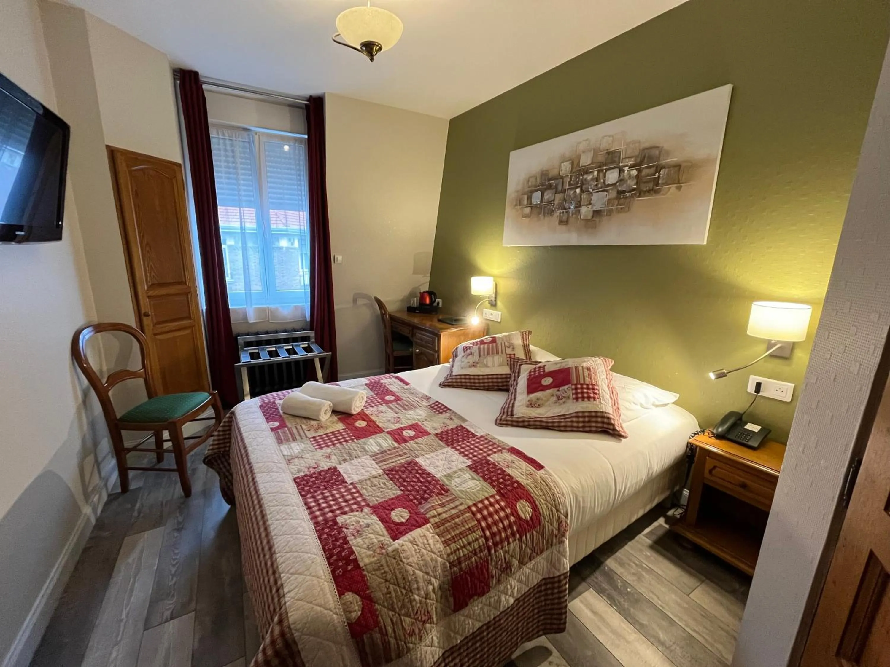 Photo of the whole room, Bed in Hôtel & Appartements Le Florence