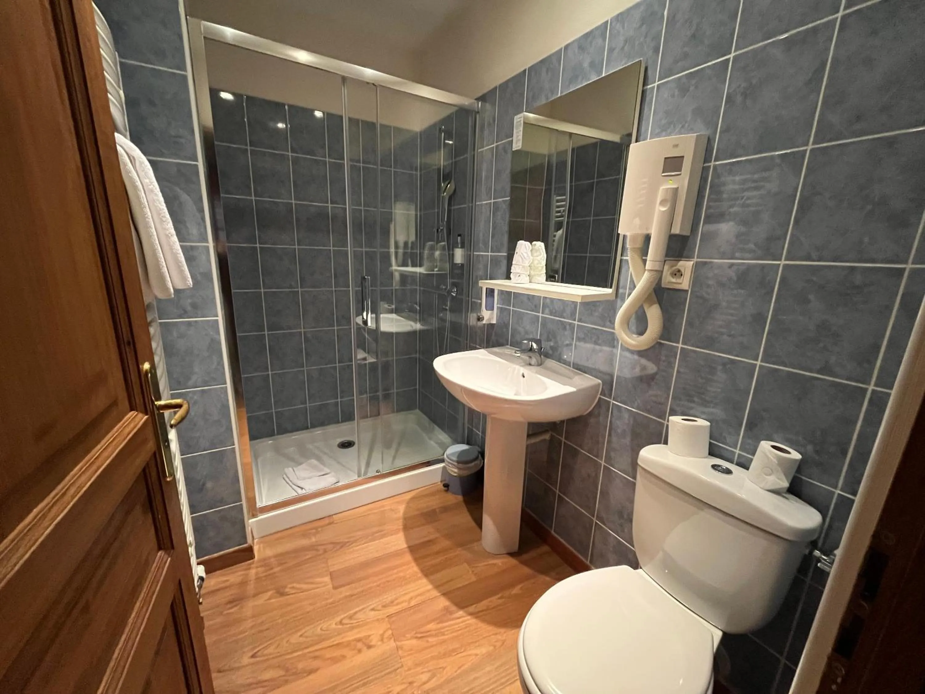 Bathroom in Hôtel & Appartements Le Florence