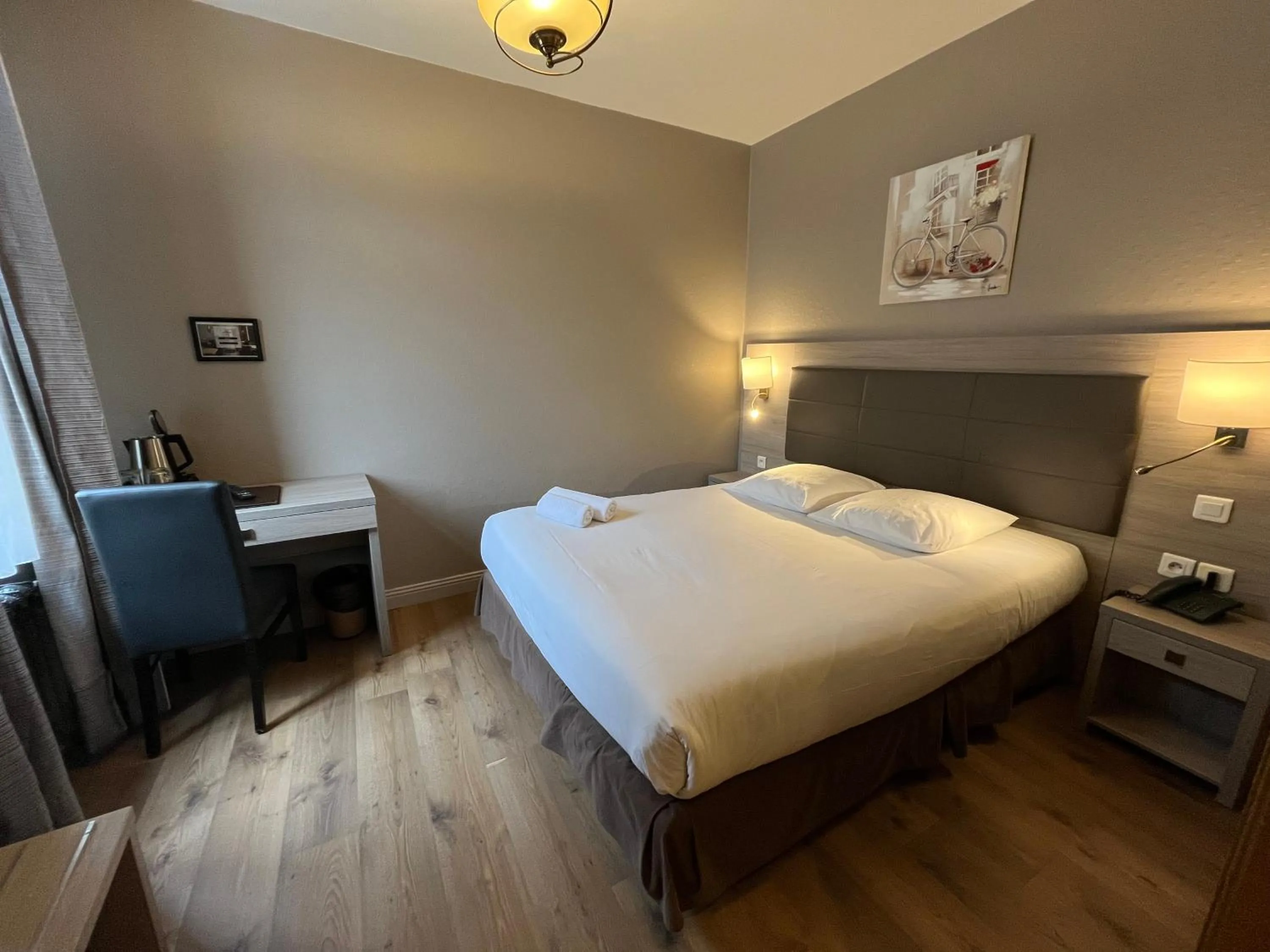 Photo of the whole room, Bed in Hôtel & Appartements Le Florence