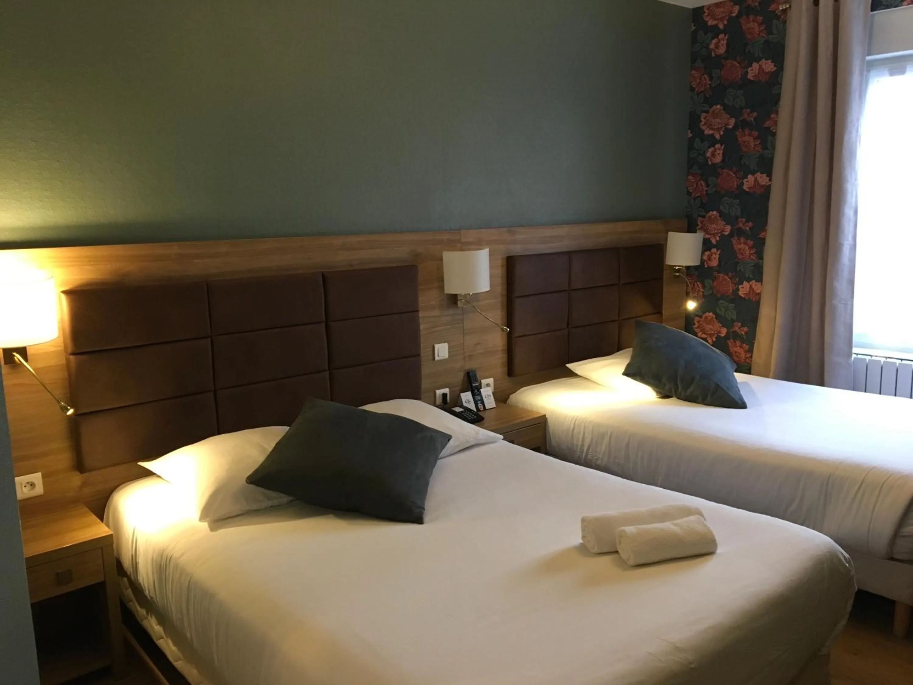 Bed in Logis Hôtel & Appartements Le Florence