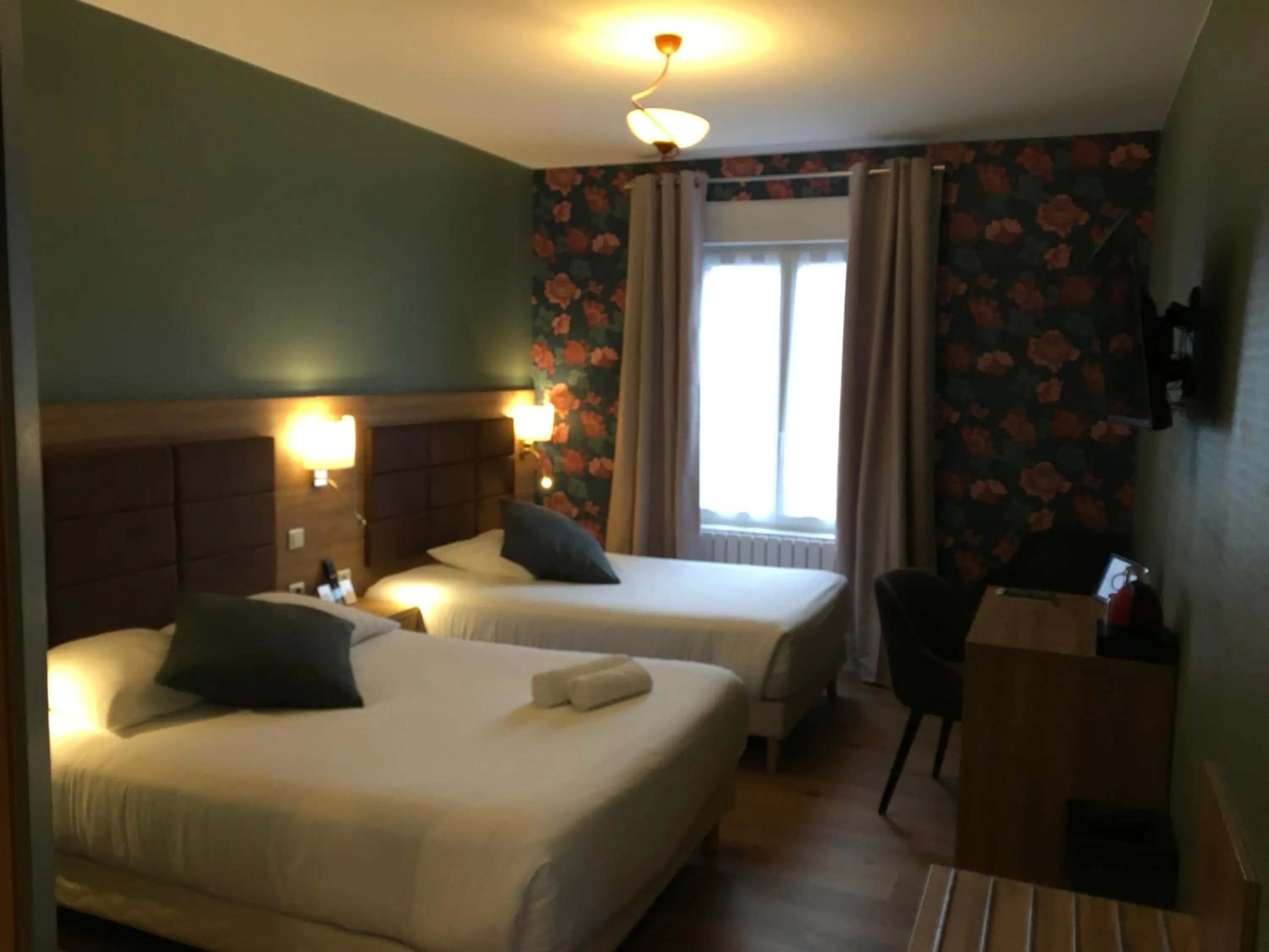 Bed in Logis Hôtel & Appartements Le Florence