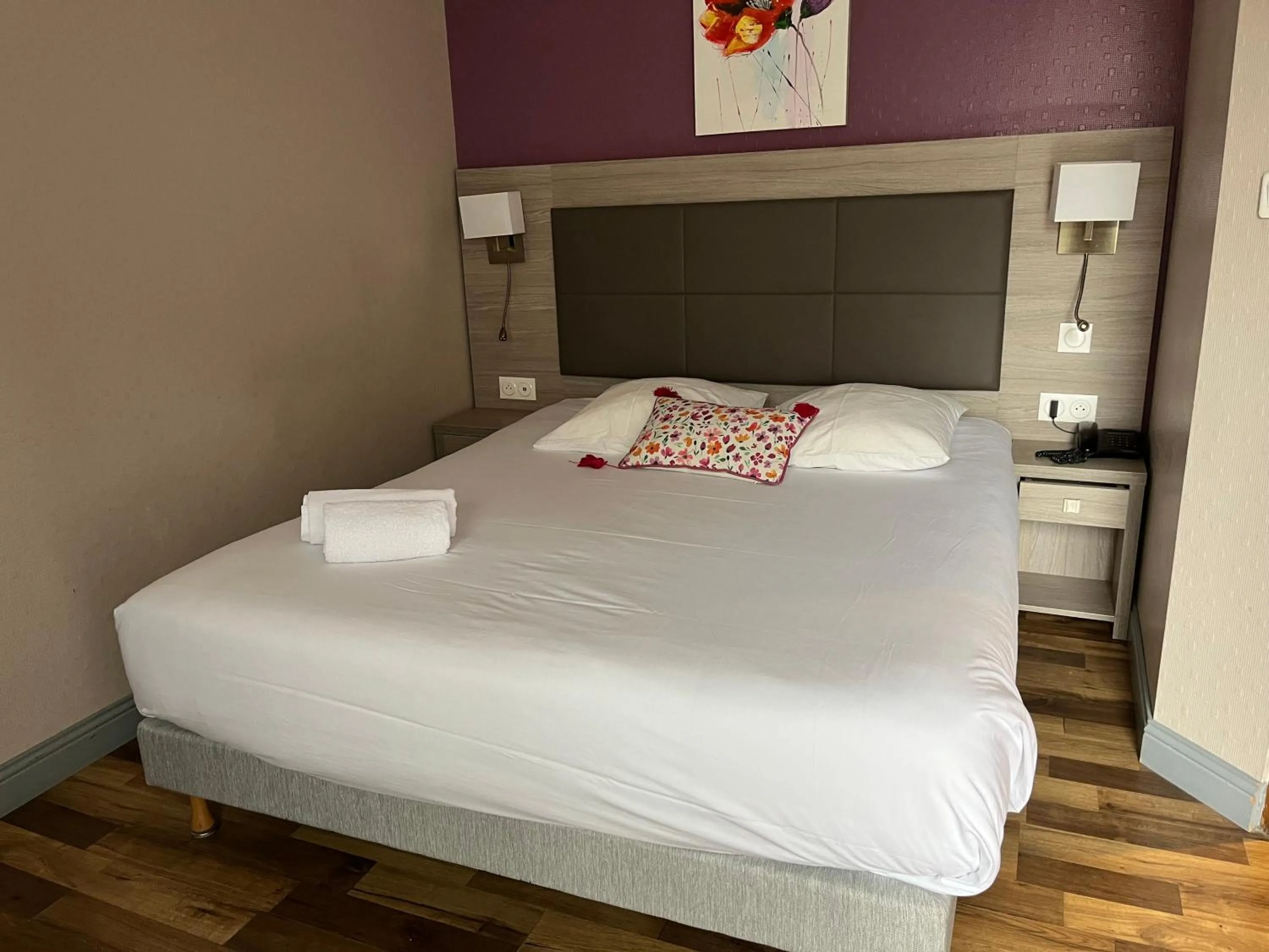 Bedroom, Bed in Hôtel & Appartements Le Florence