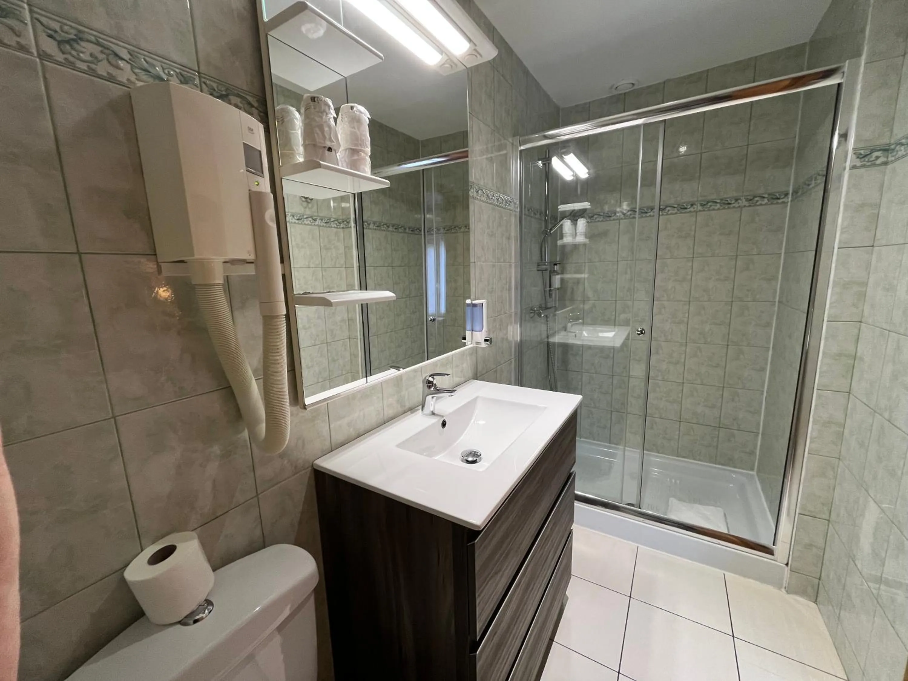 Bathroom in Hôtel & Appartements Le Florence