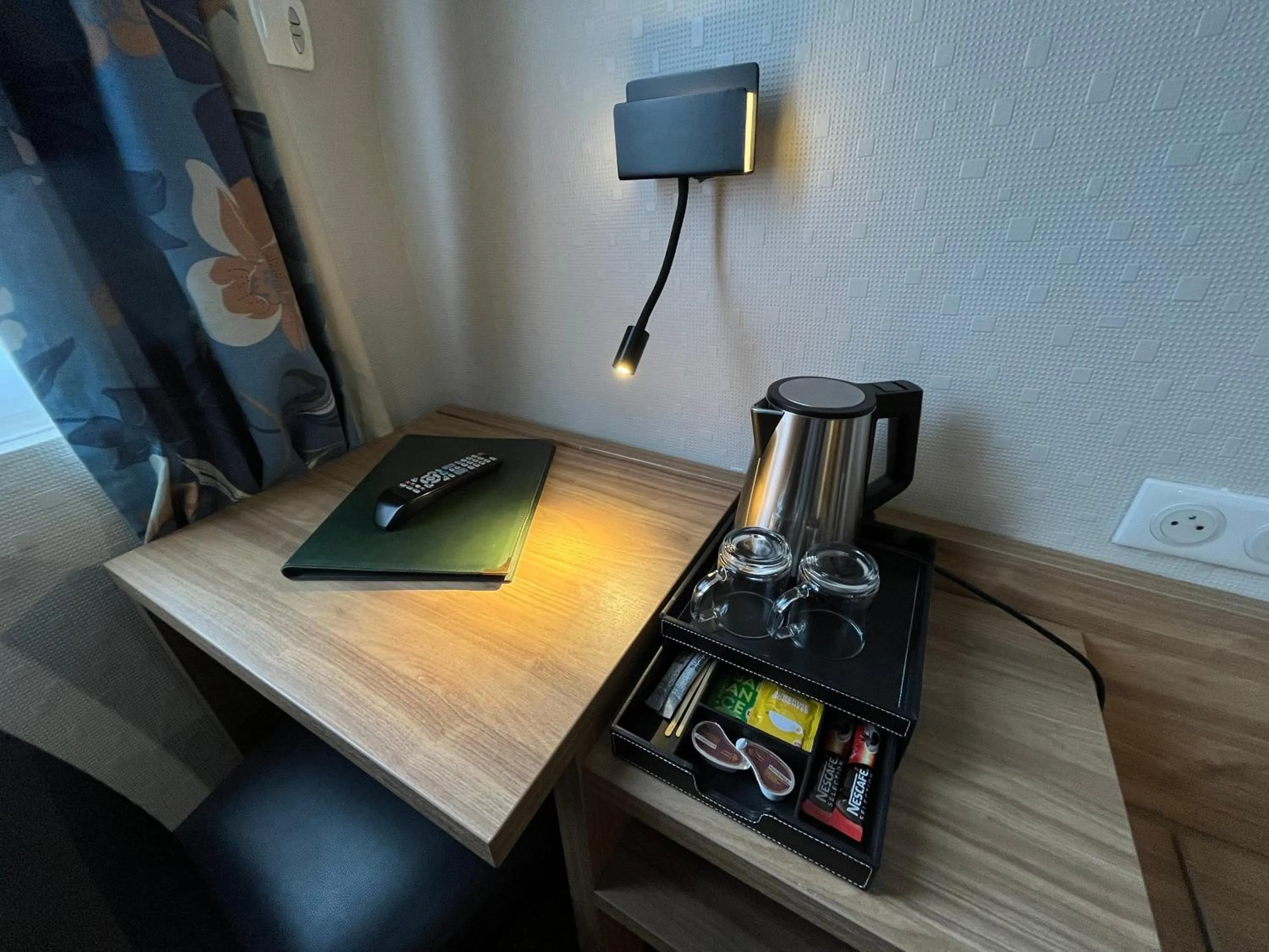 Coffee/tea facilities in Hôtel & Appartements Le Florence