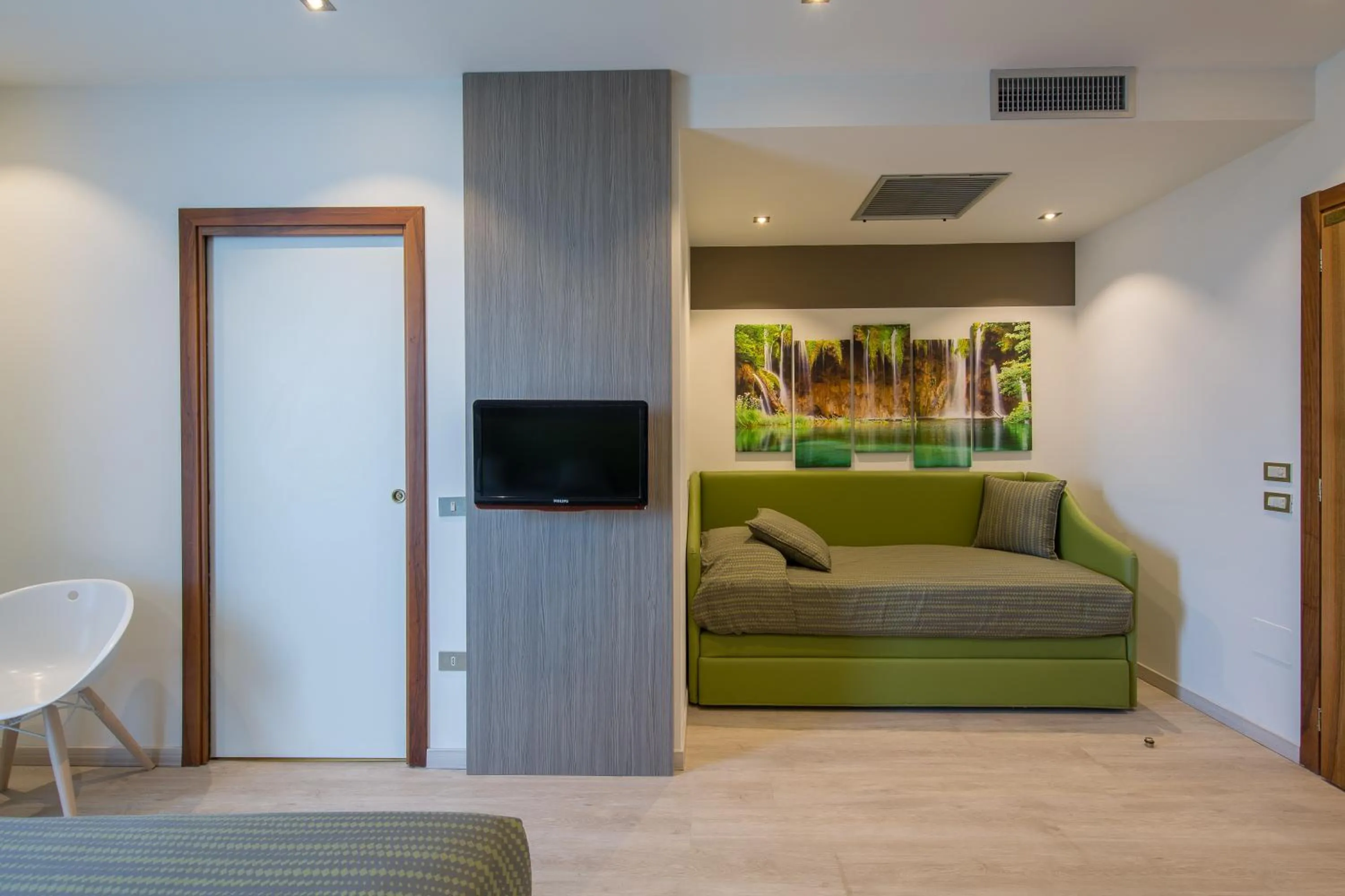 Seating area, Bed in Hotel Ideal