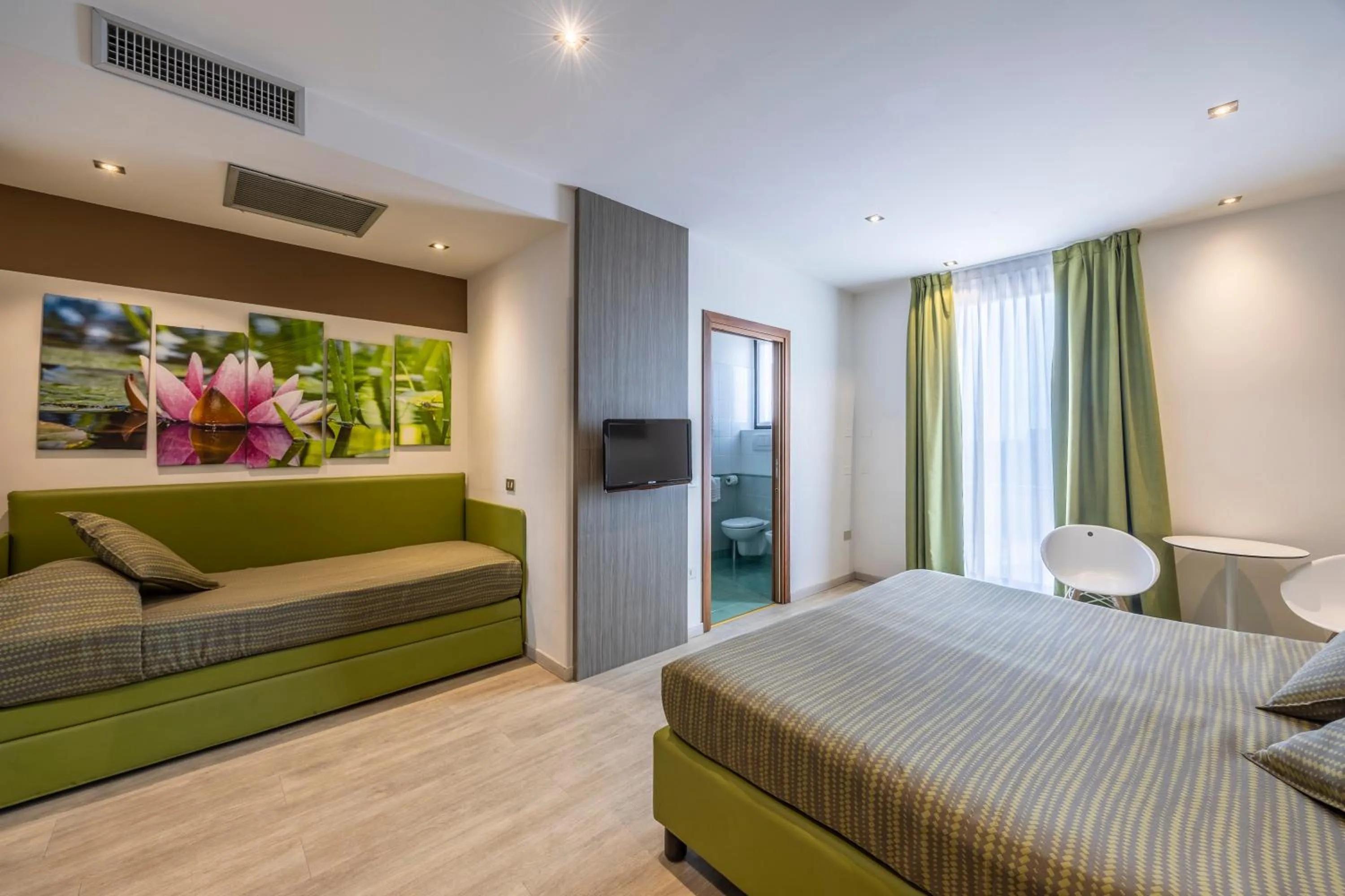 Photo of the whole room, Bed in Hotel Ideal