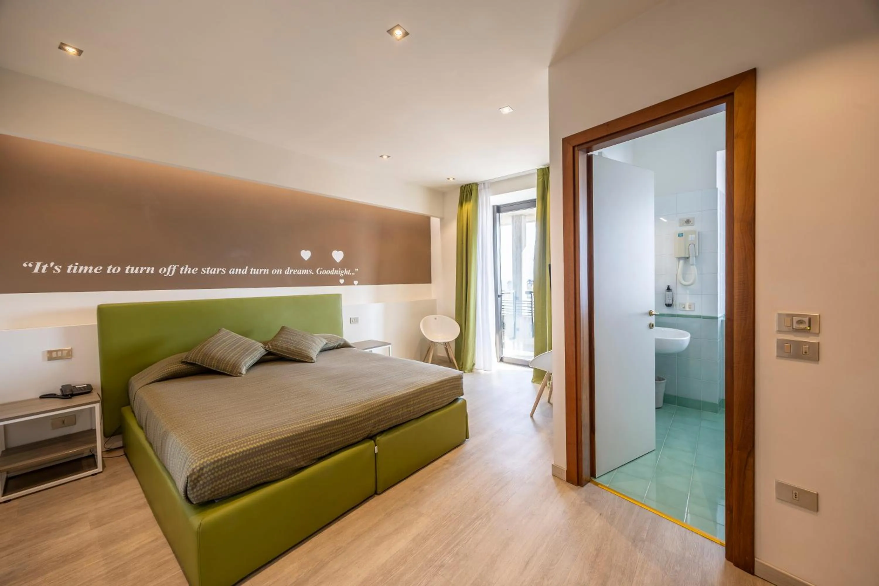 Bathroom, Bed in Hotel Ideal