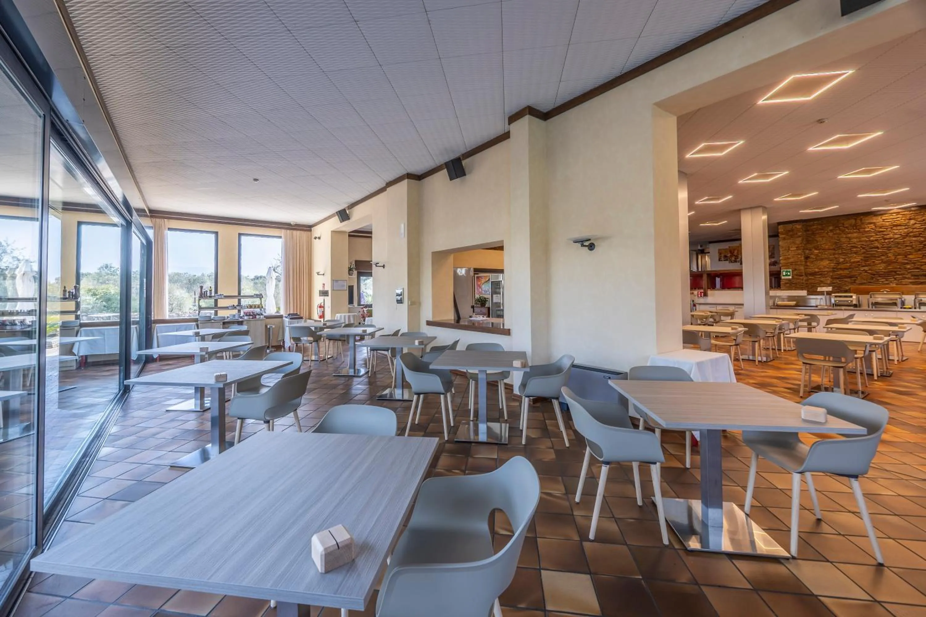 Restaurant/places to eat in Hotel Ideal