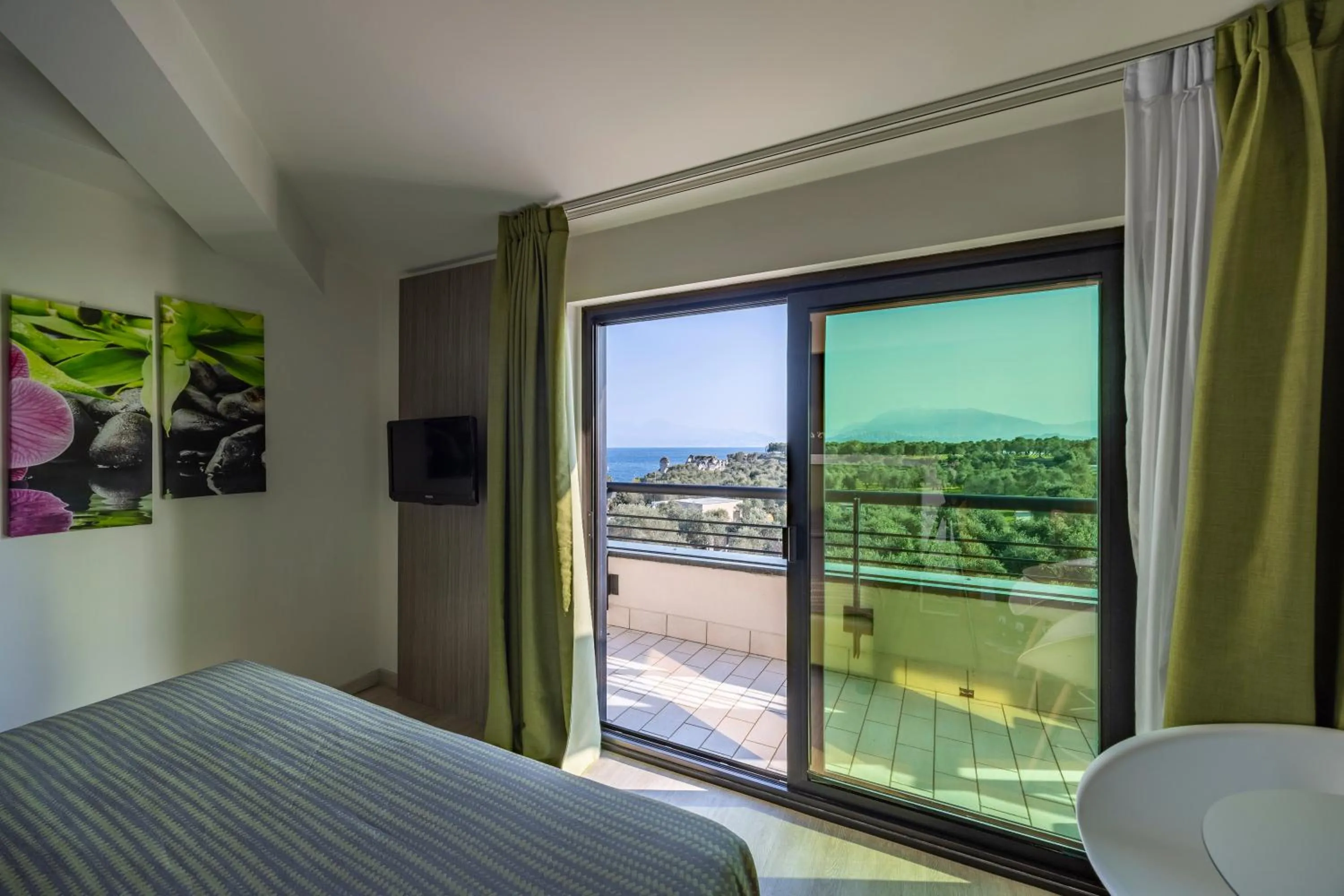 View (from property/room), Bed in Hotel Ideal