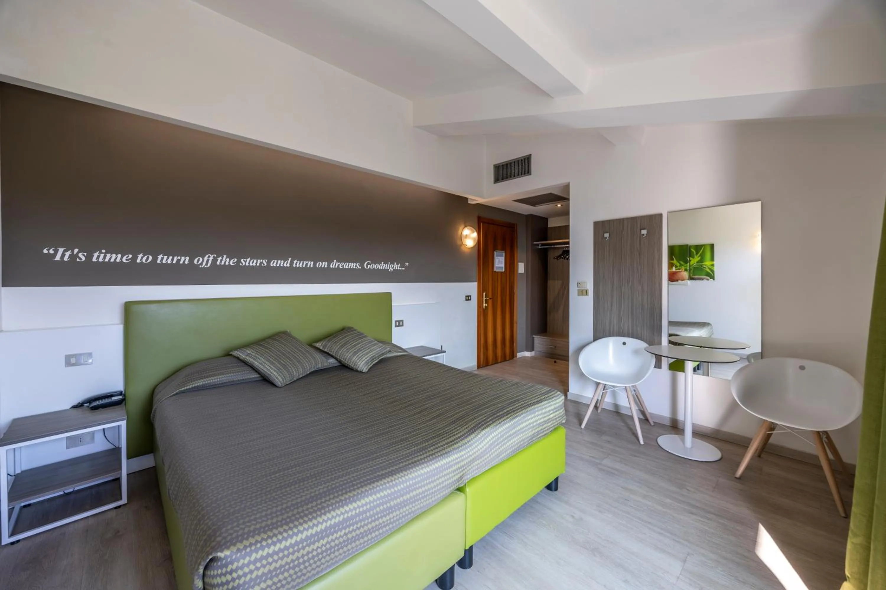 Photo of the whole room, Bed in Hotel Ideal