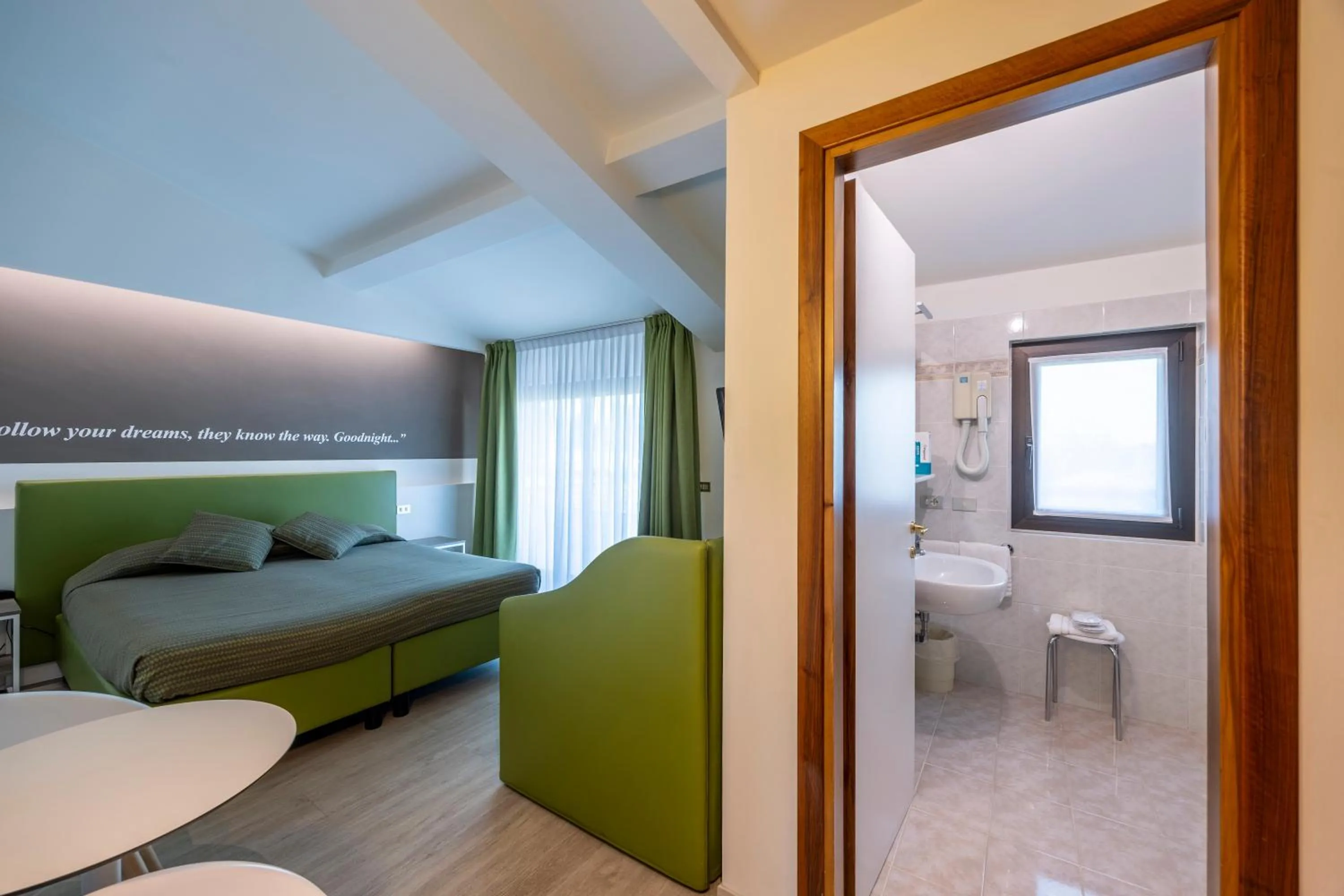 Bathroom, Bed in Hotel Ideal