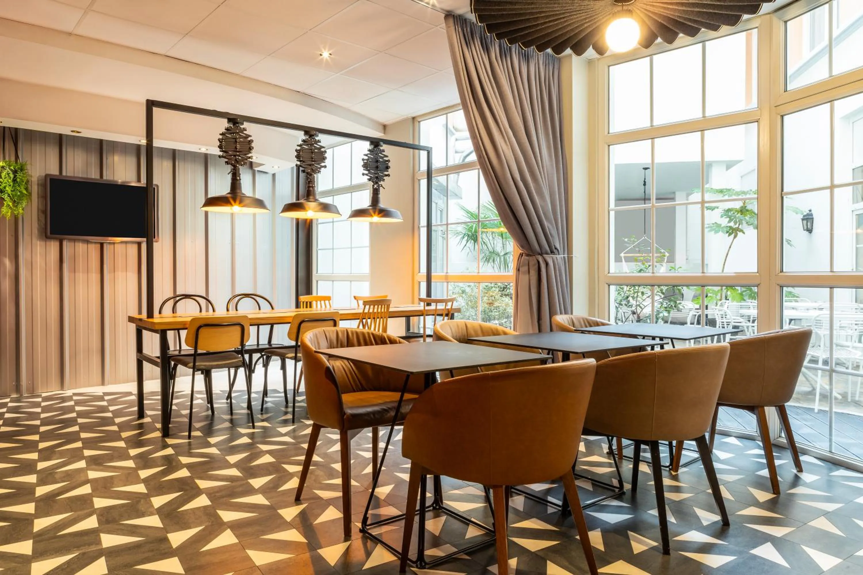 Communal lounge/ TV room in ibis Paris Ornano Montmartre Nord 18ème