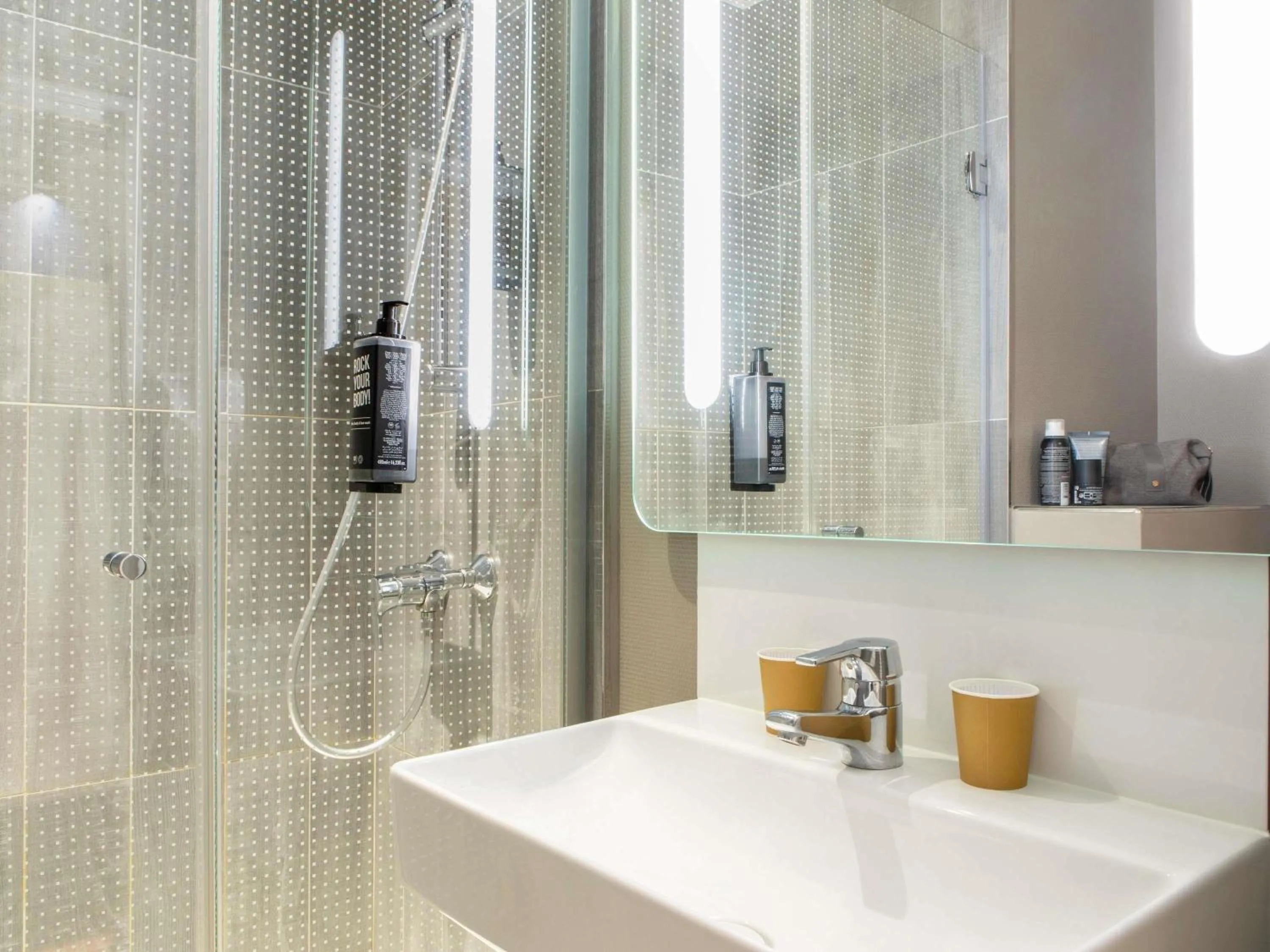 Bedroom in ibis Paris Ornano Montmartre Nord 18ème