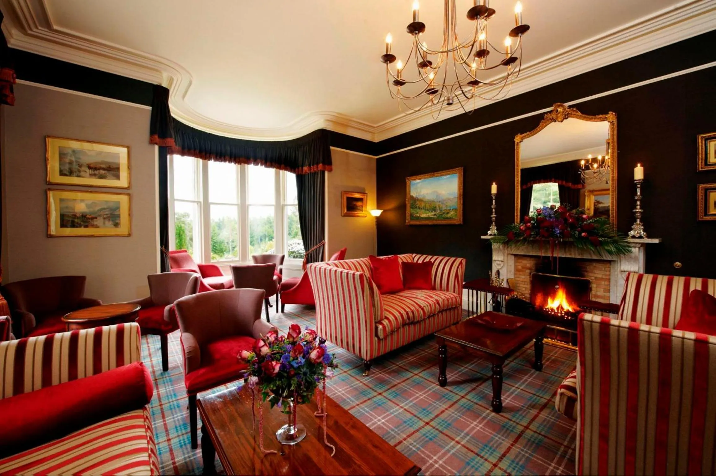 Communal lounge/ TV room in Loch Ness Country House Hotel