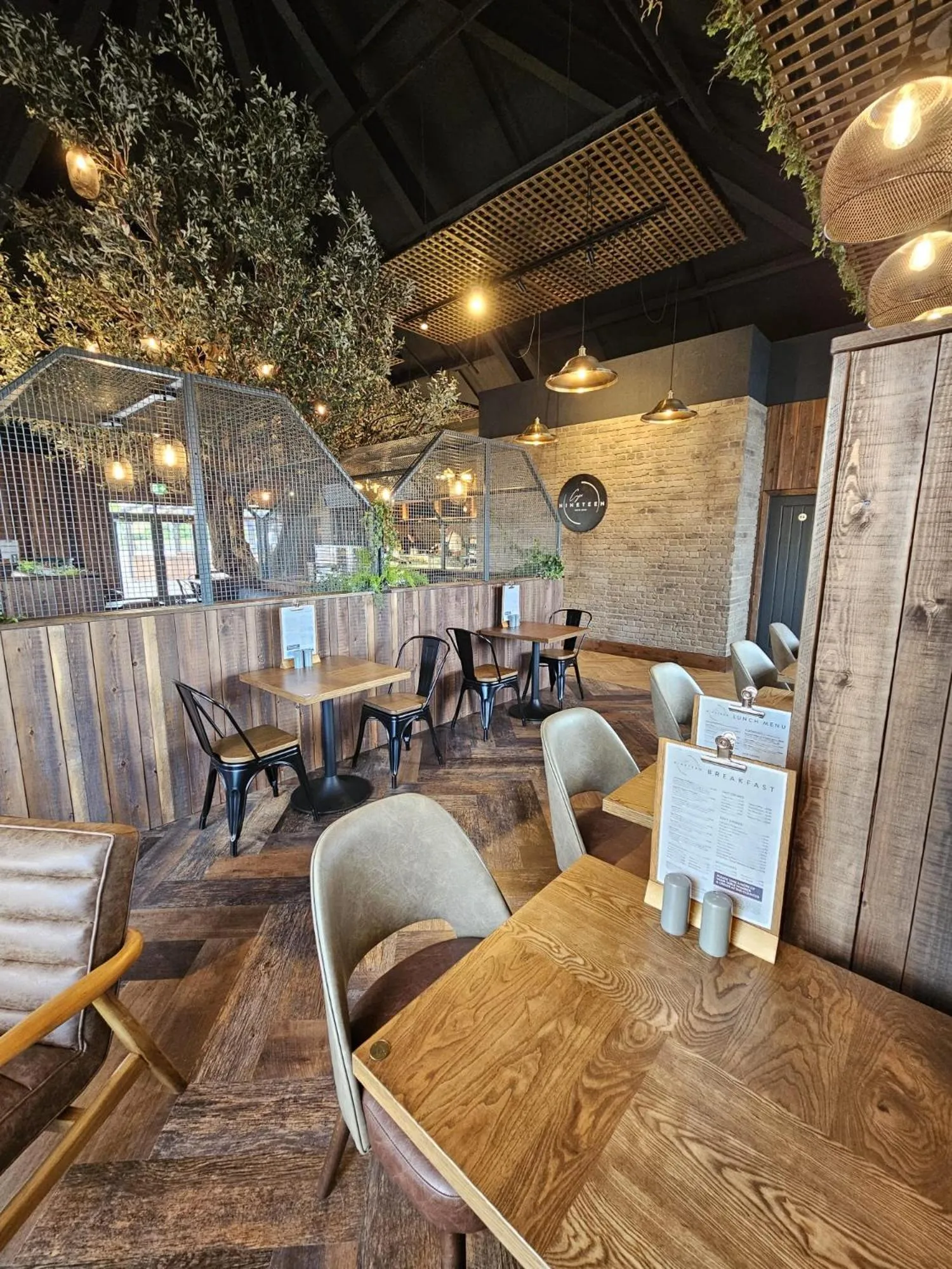 Restaurant/places to eat in Hotel Nineteen