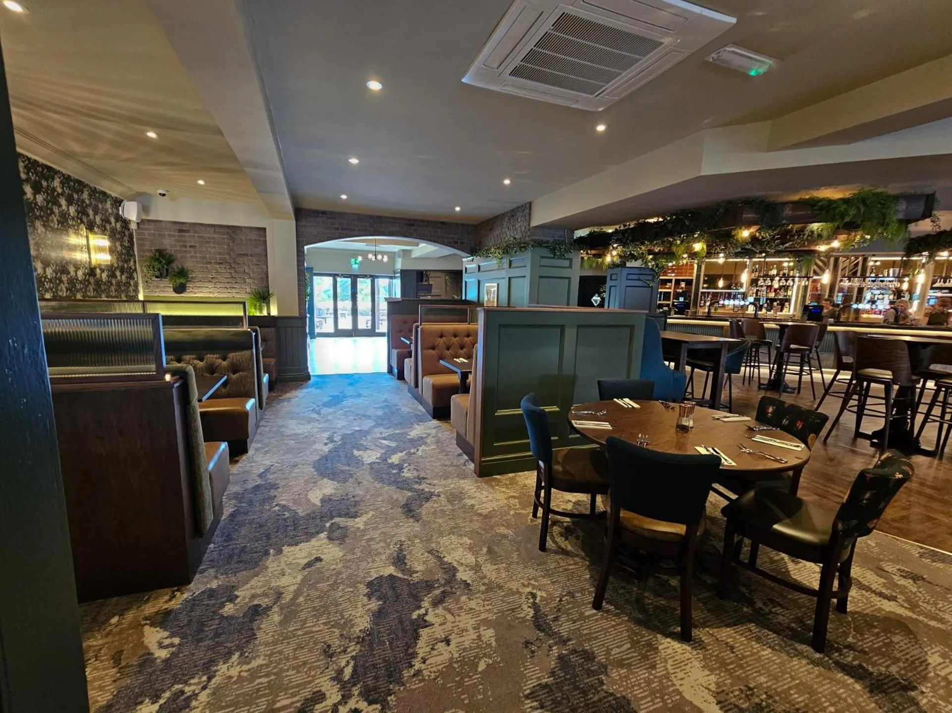 Restaurant/places to eat in Hotel Nineteen