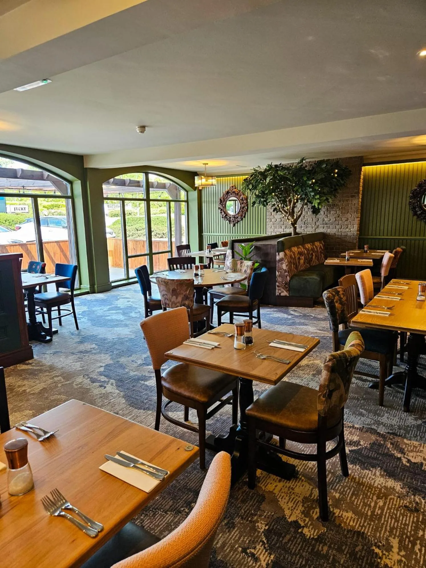 Restaurant/places to eat in Hotel Nineteen