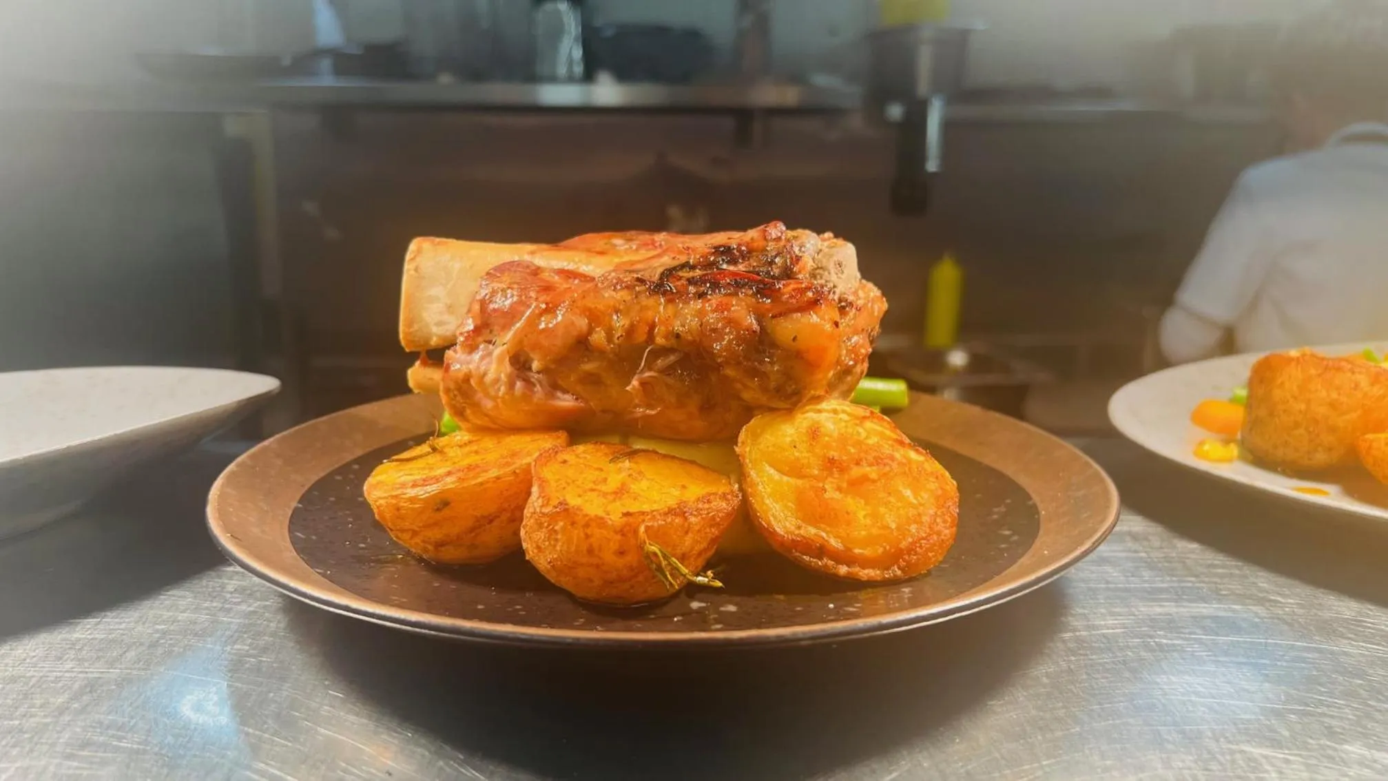 Restaurant/places to eat in The Avenue Hotel Ltd