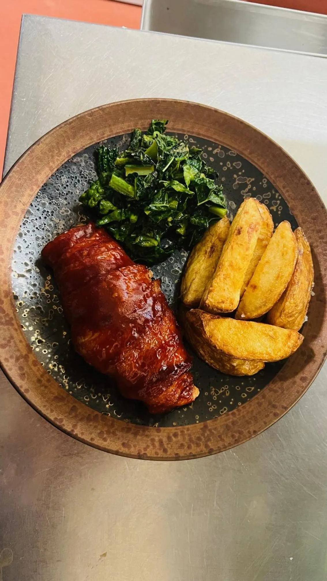 Restaurant/places to eat in The Avenue Hotel Ltd