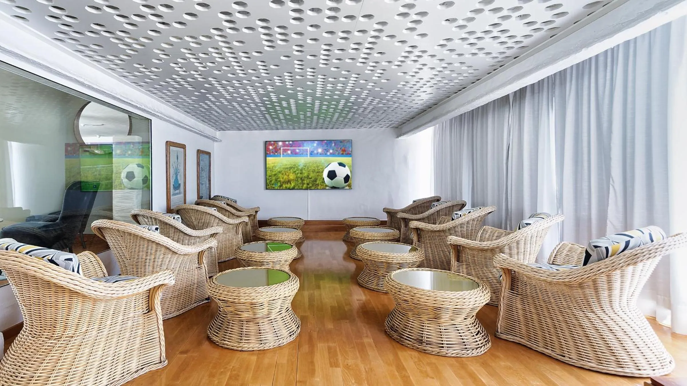 Communal lounge/ TV room in Bull Astoria