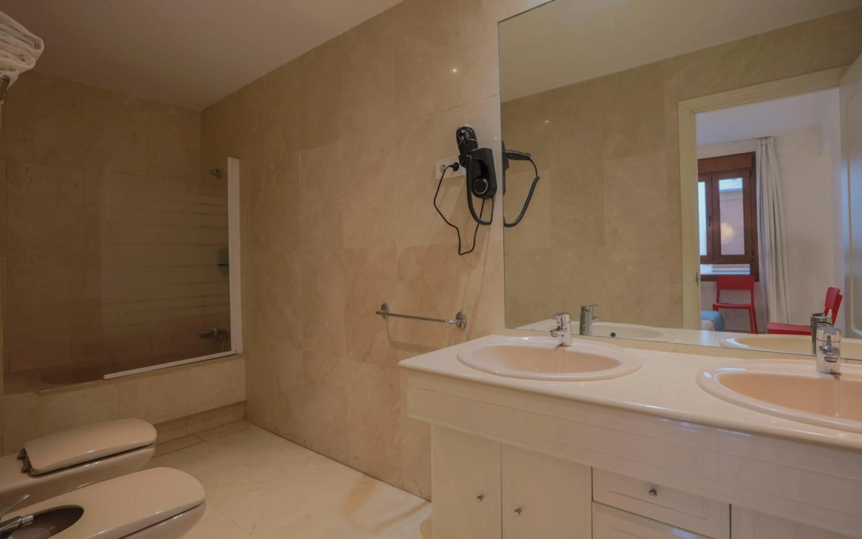 Bath in Hostal Castilla II Puerta del Sol