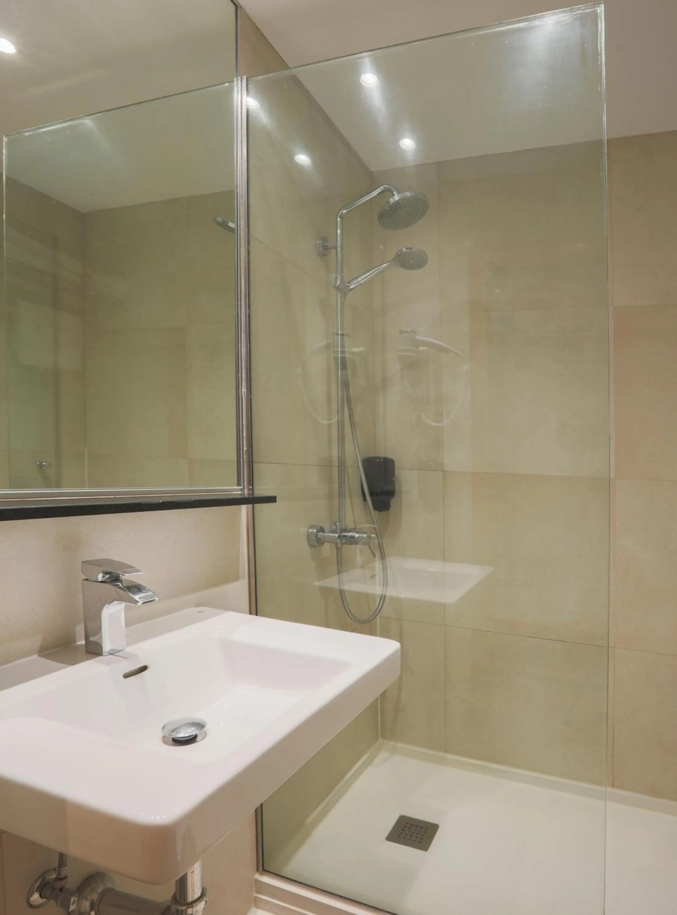 Shower in Hostal Castilla II Puerta del Sol