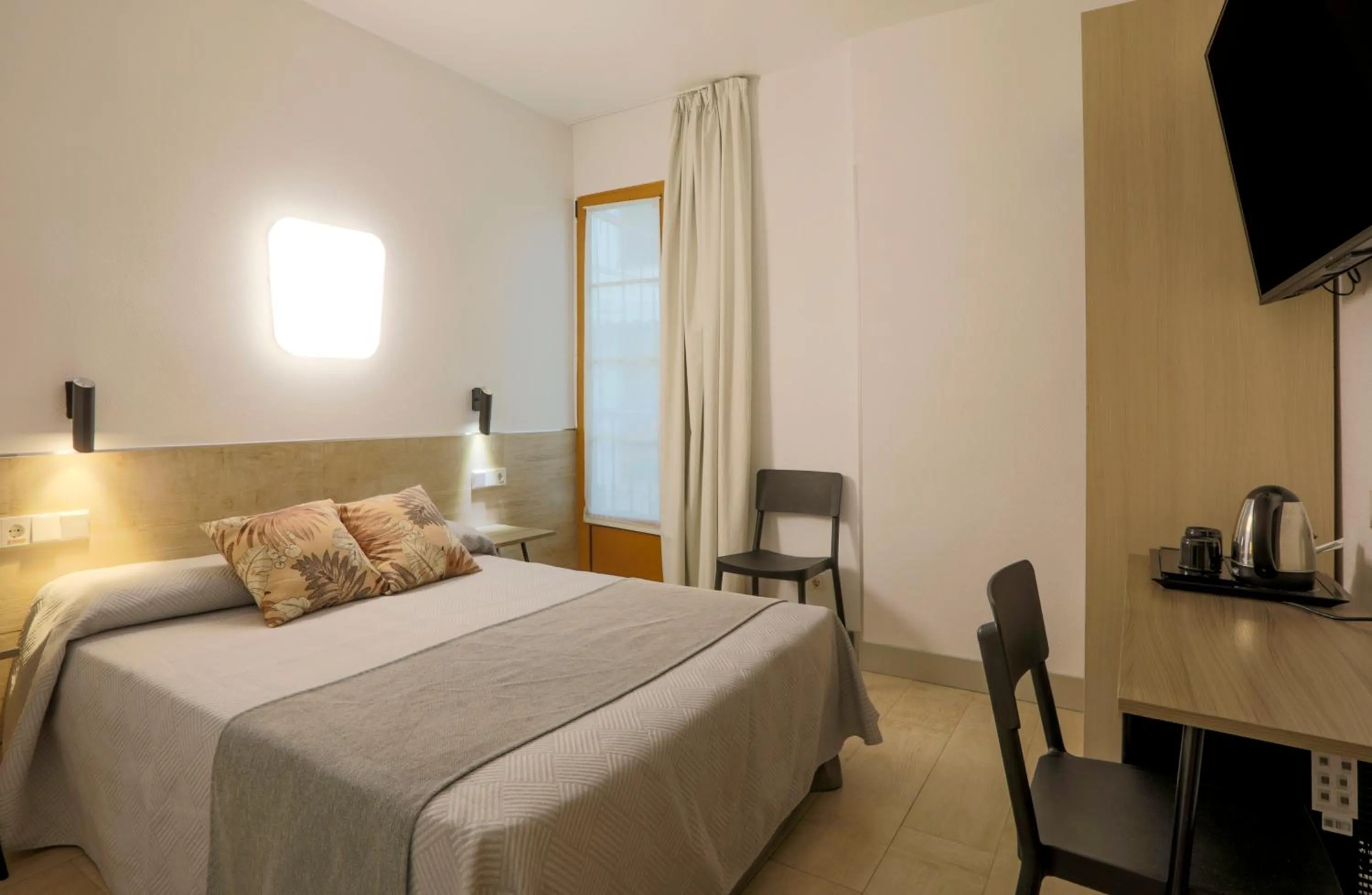 Bed in Hostal Castilla II Puerta del Sol