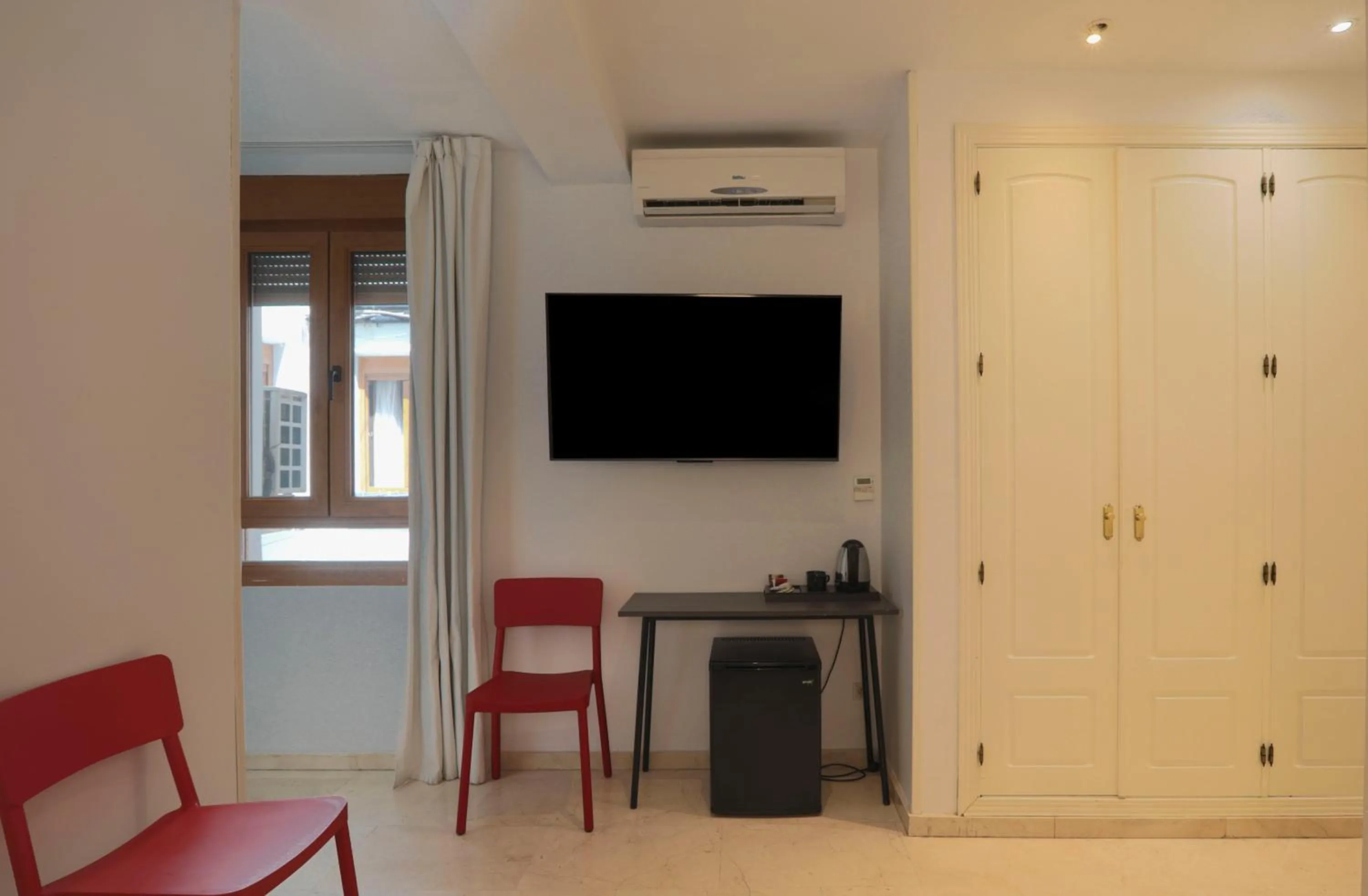 TV and multimedia in Hostal Castilla II Puerta del Sol