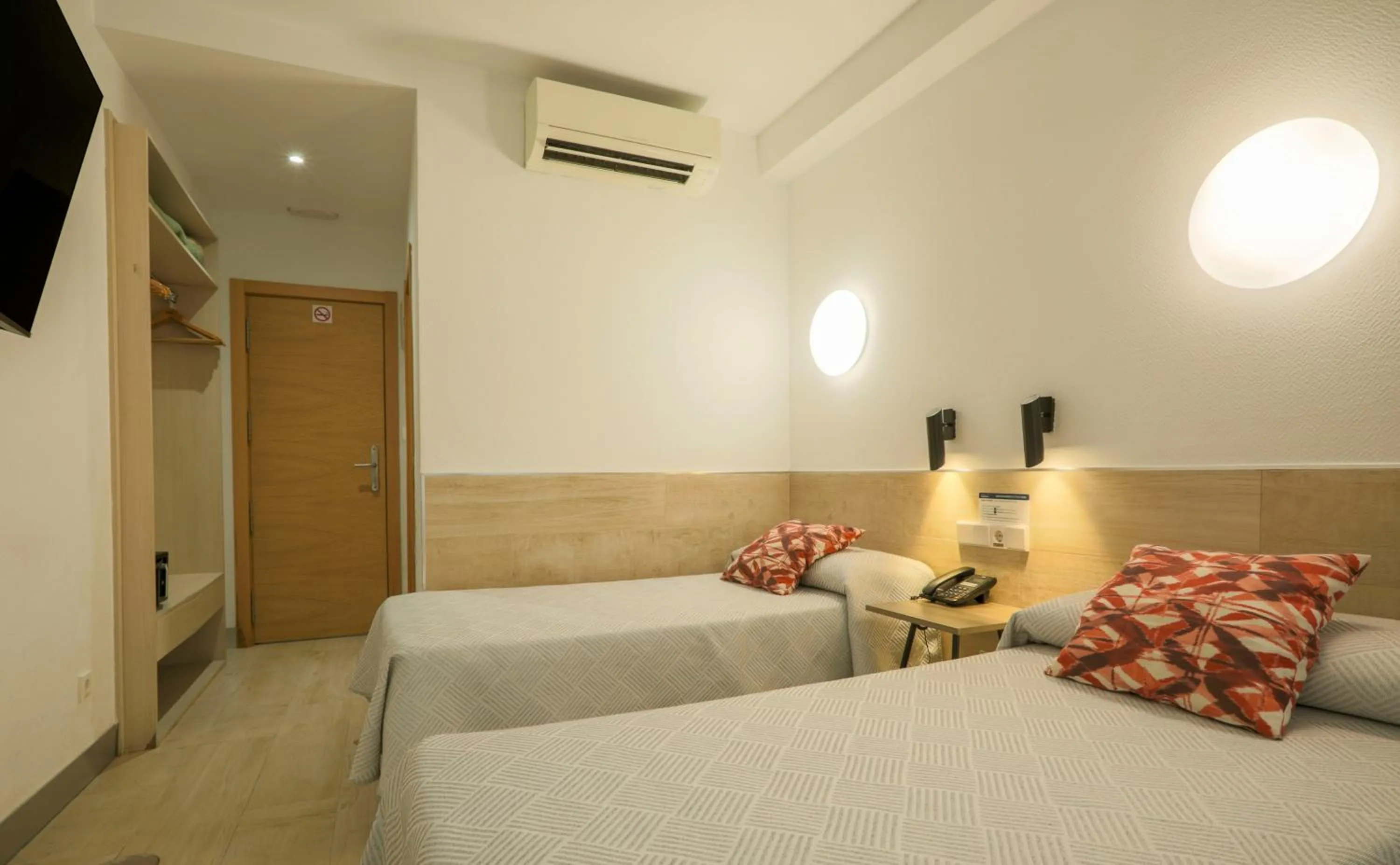 Bed in Hostal Castilla II Puerta del Sol