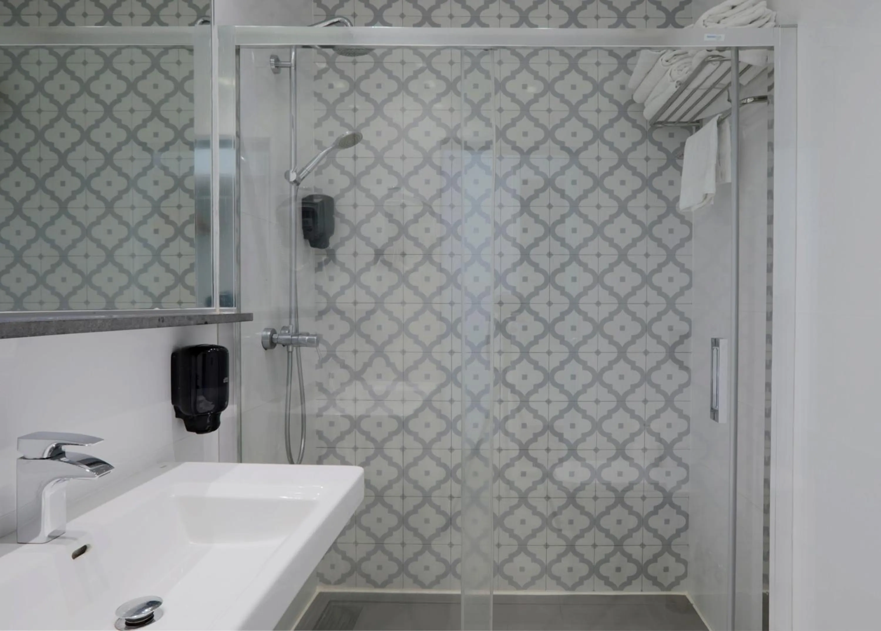 Shower in Hostal Castilla II Puerta del Sol