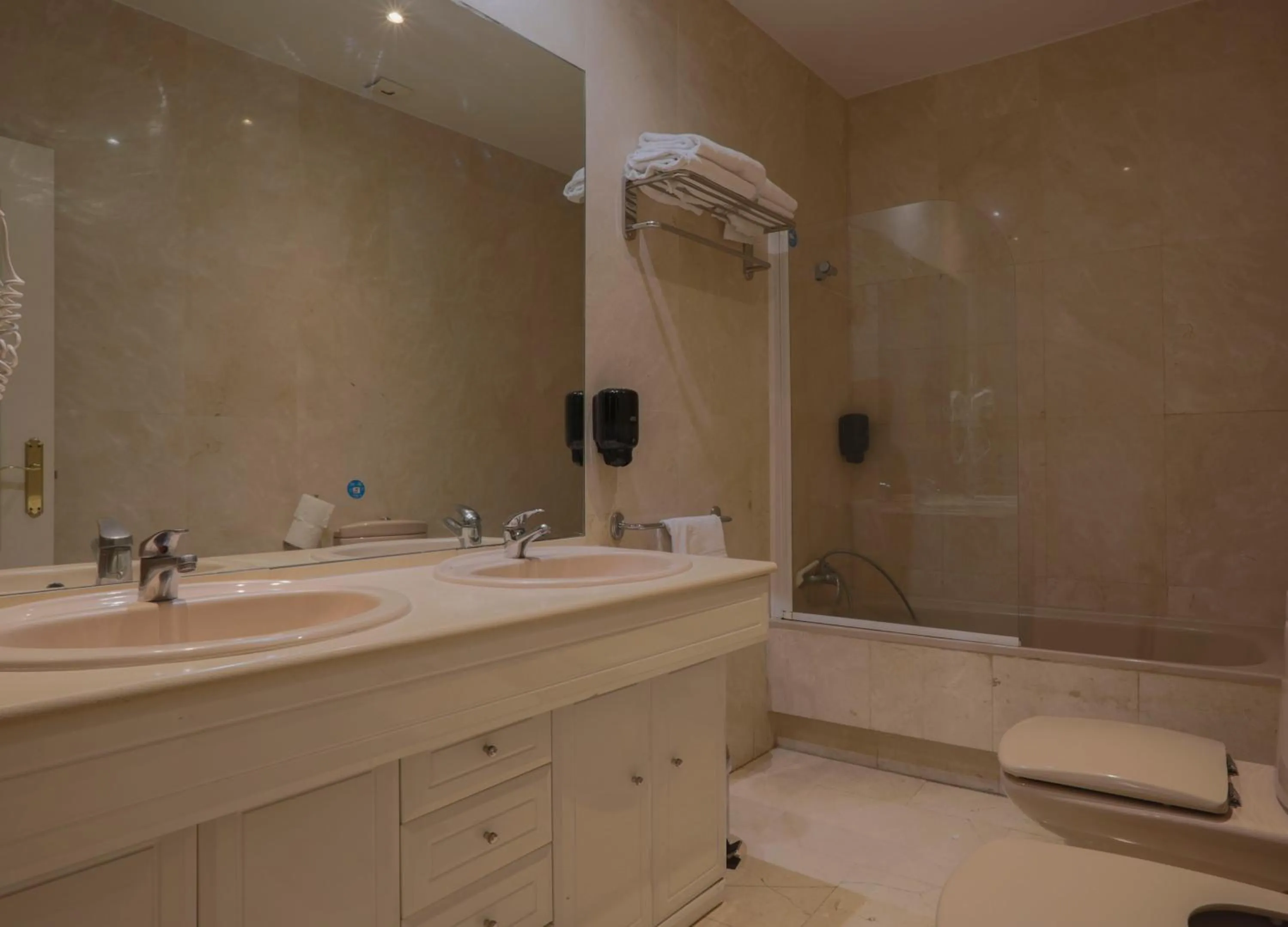 Bath in Hostal Castilla II Puerta del Sol