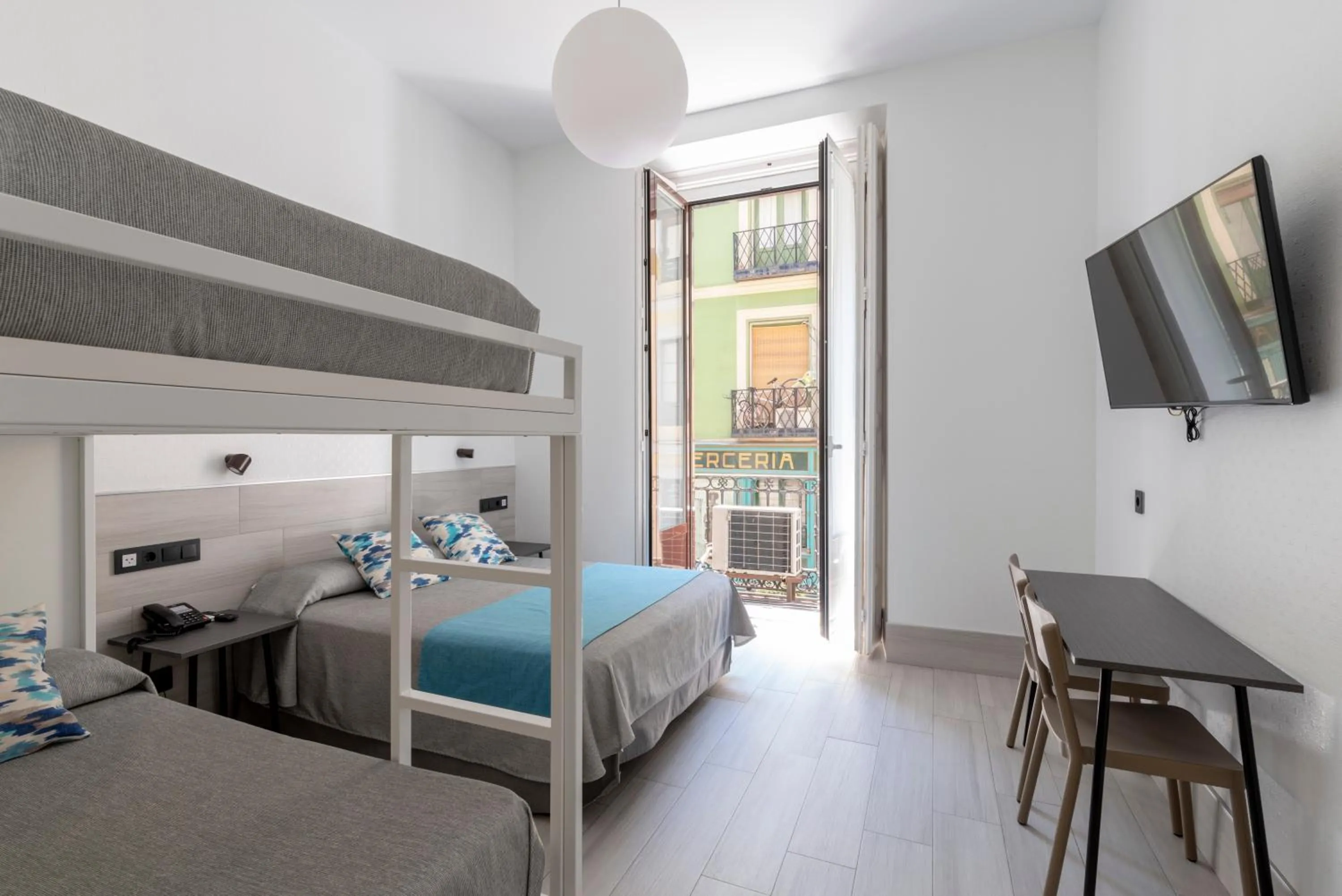 Balcony/Terrace, Bed in Hostal Castilla II Puerta del Sol