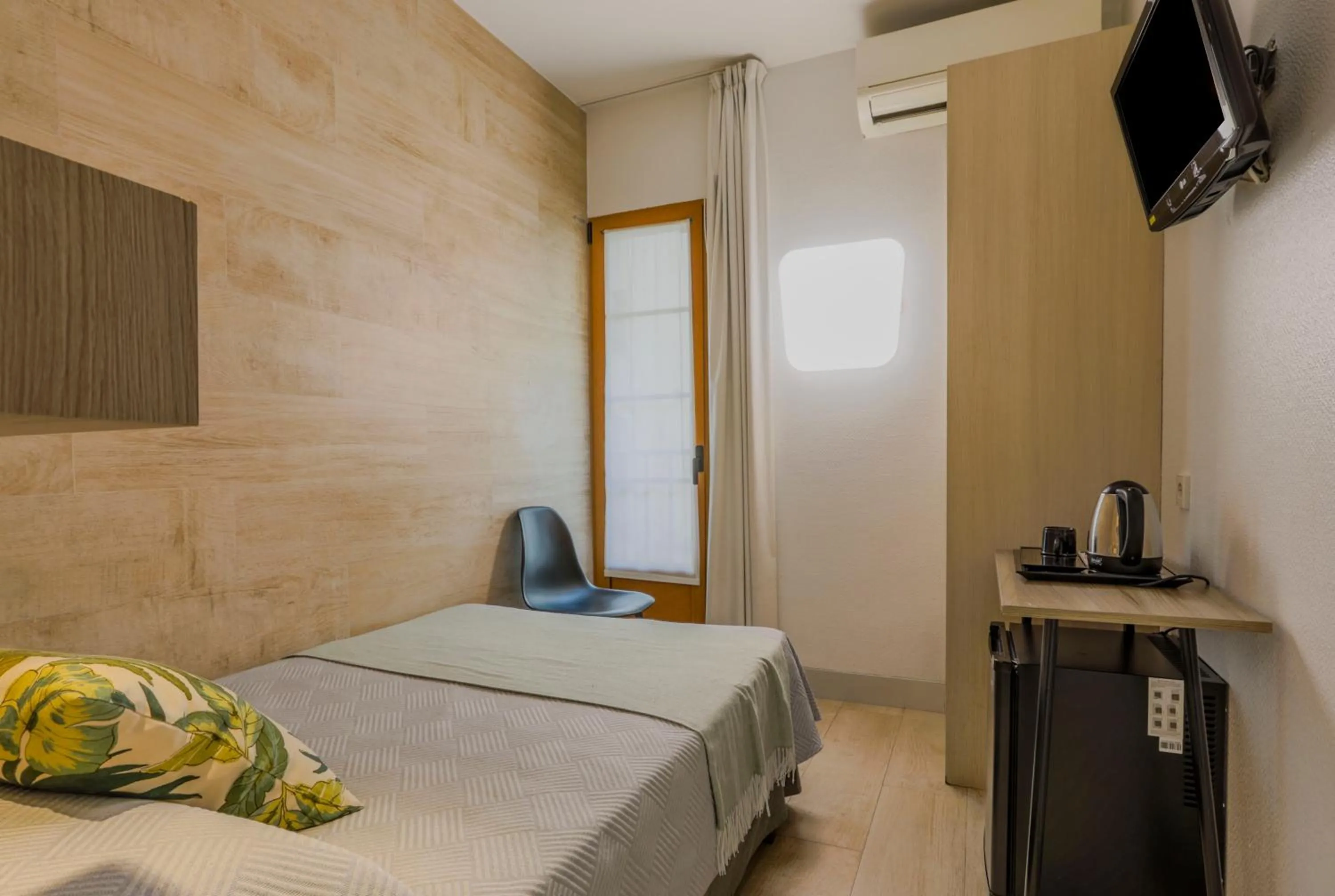 TV and multimedia, Bed in Hostal Castilla II Puerta del Sol