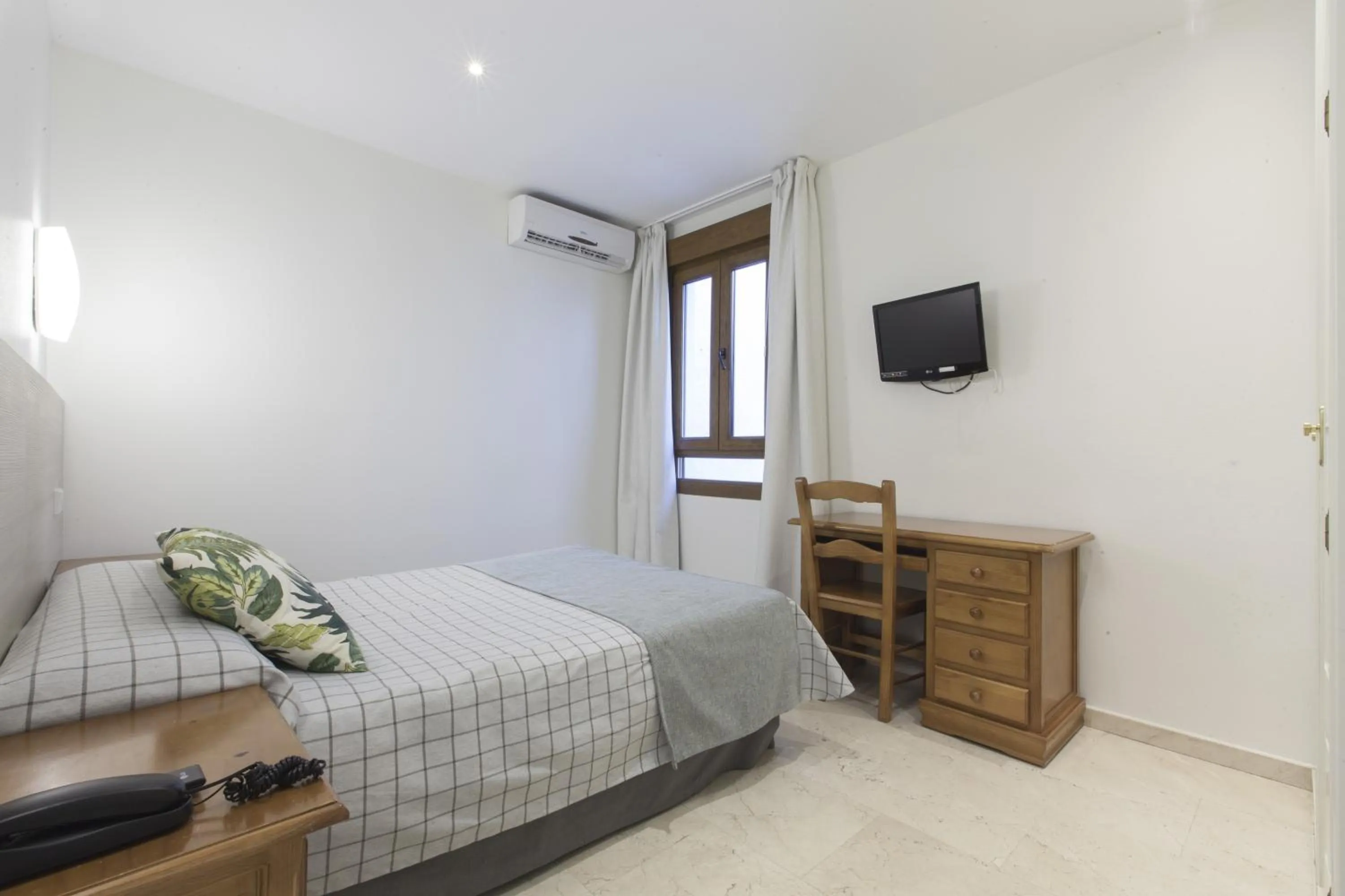 Bed in Hostal Castilla II Puerta del Sol