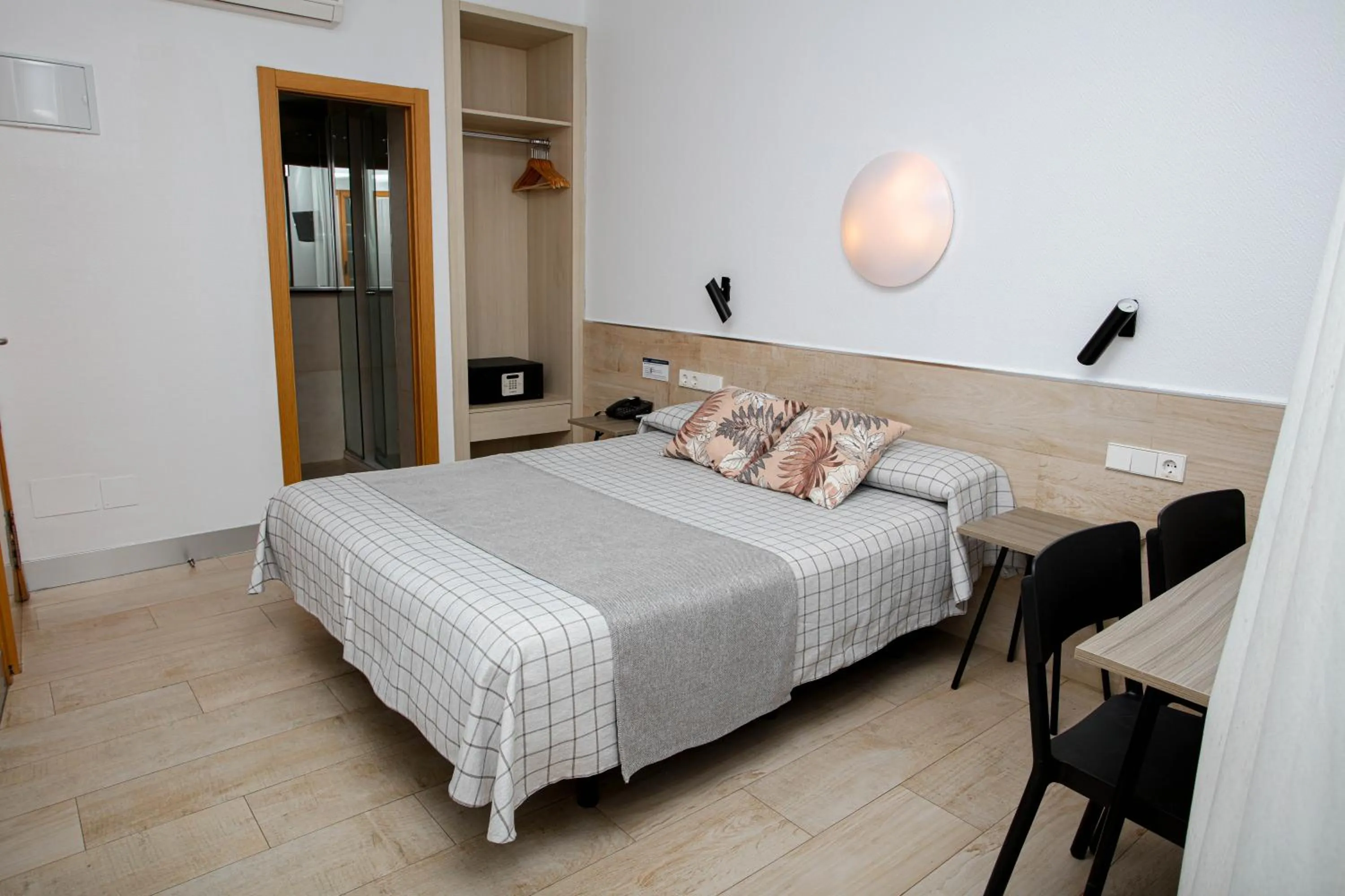 Bed in Hostal Castilla II Puerta del Sol