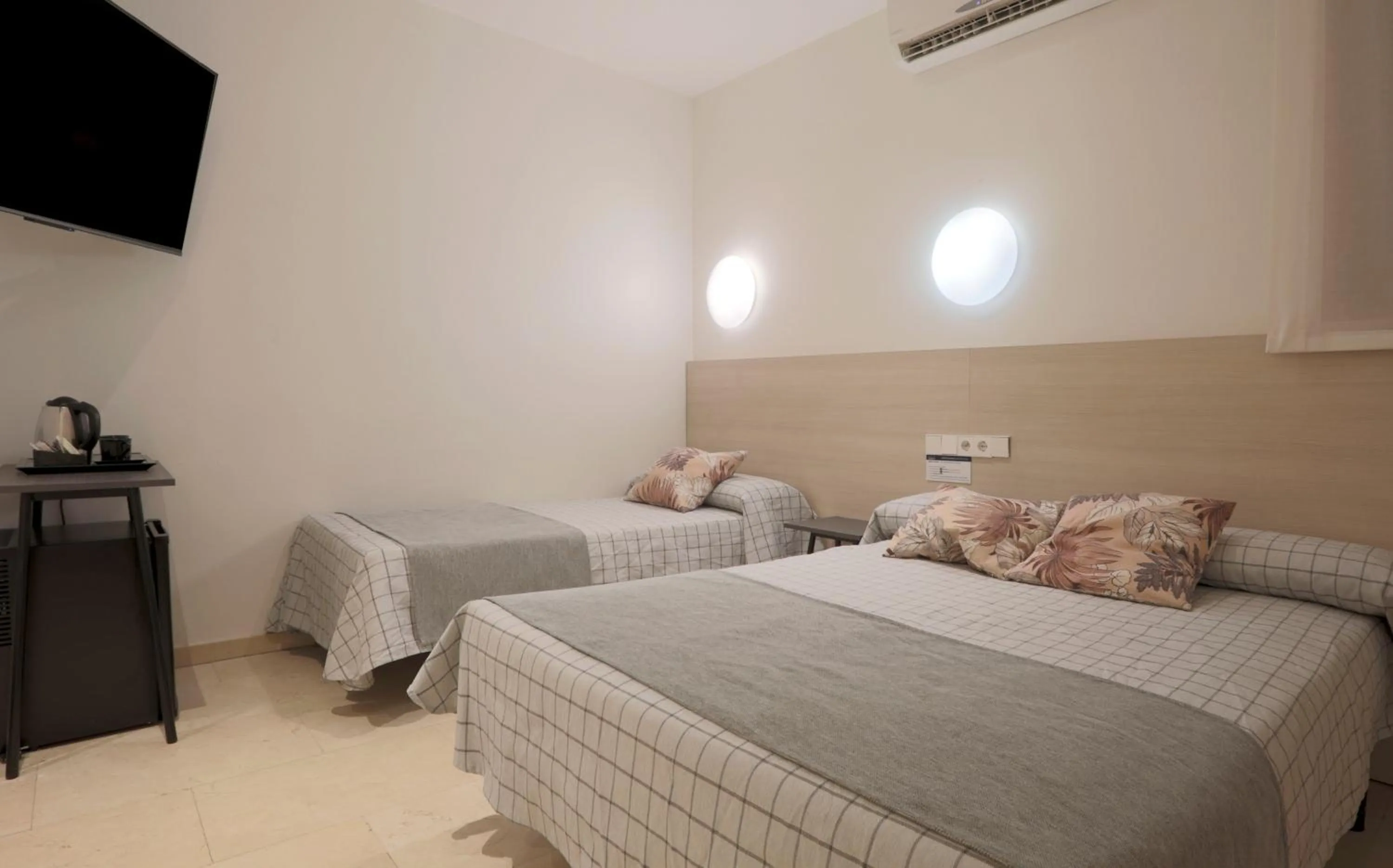 Bed in Hostal Castilla II Puerta del Sol