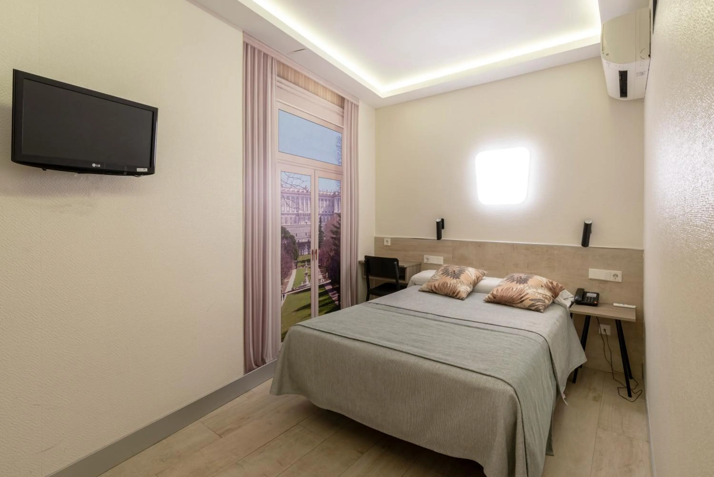 Photo of the whole room, Bed in Hostal Castilla II Puerta del Sol