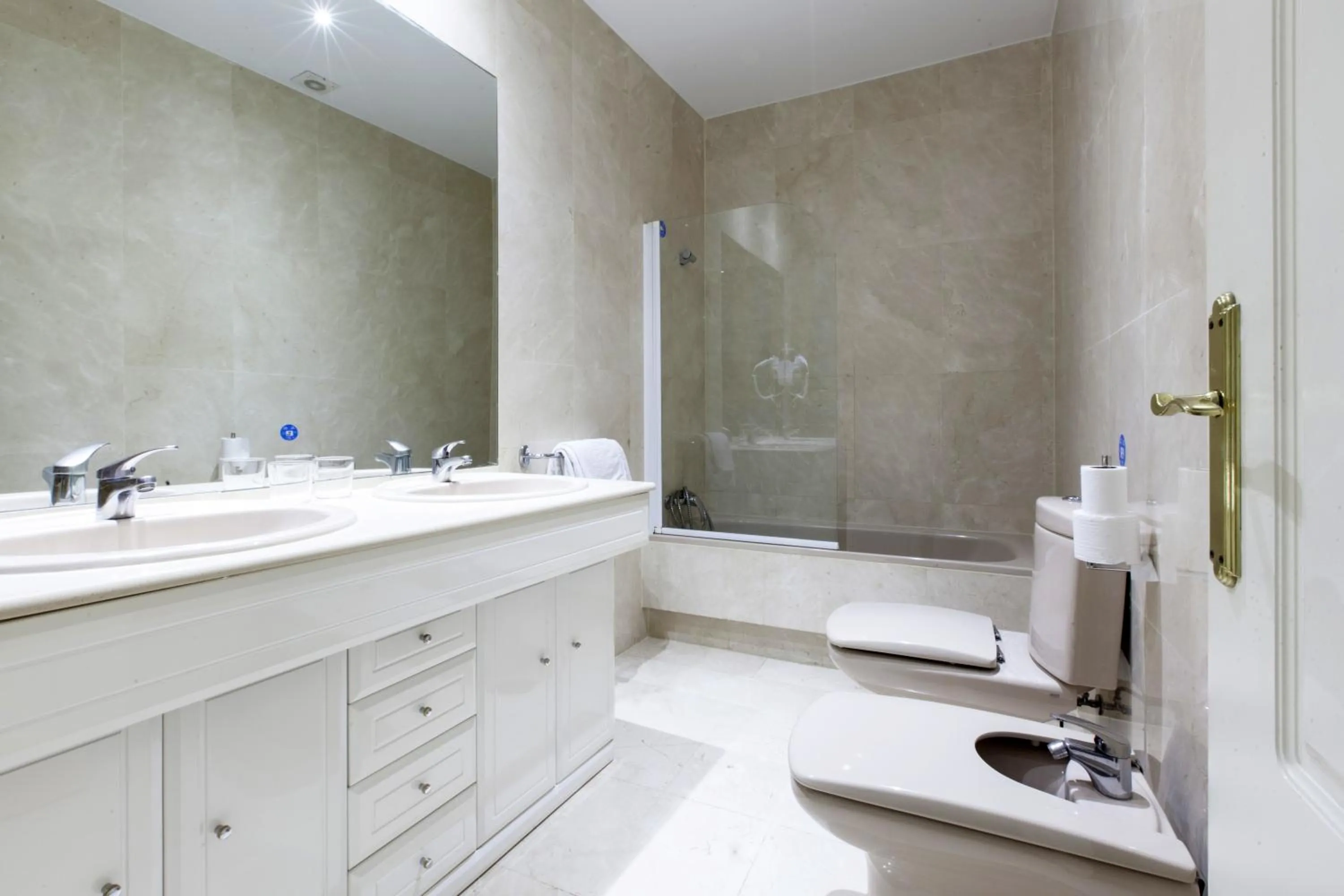 Toilet in Hostal Castilla II Puerta del Sol