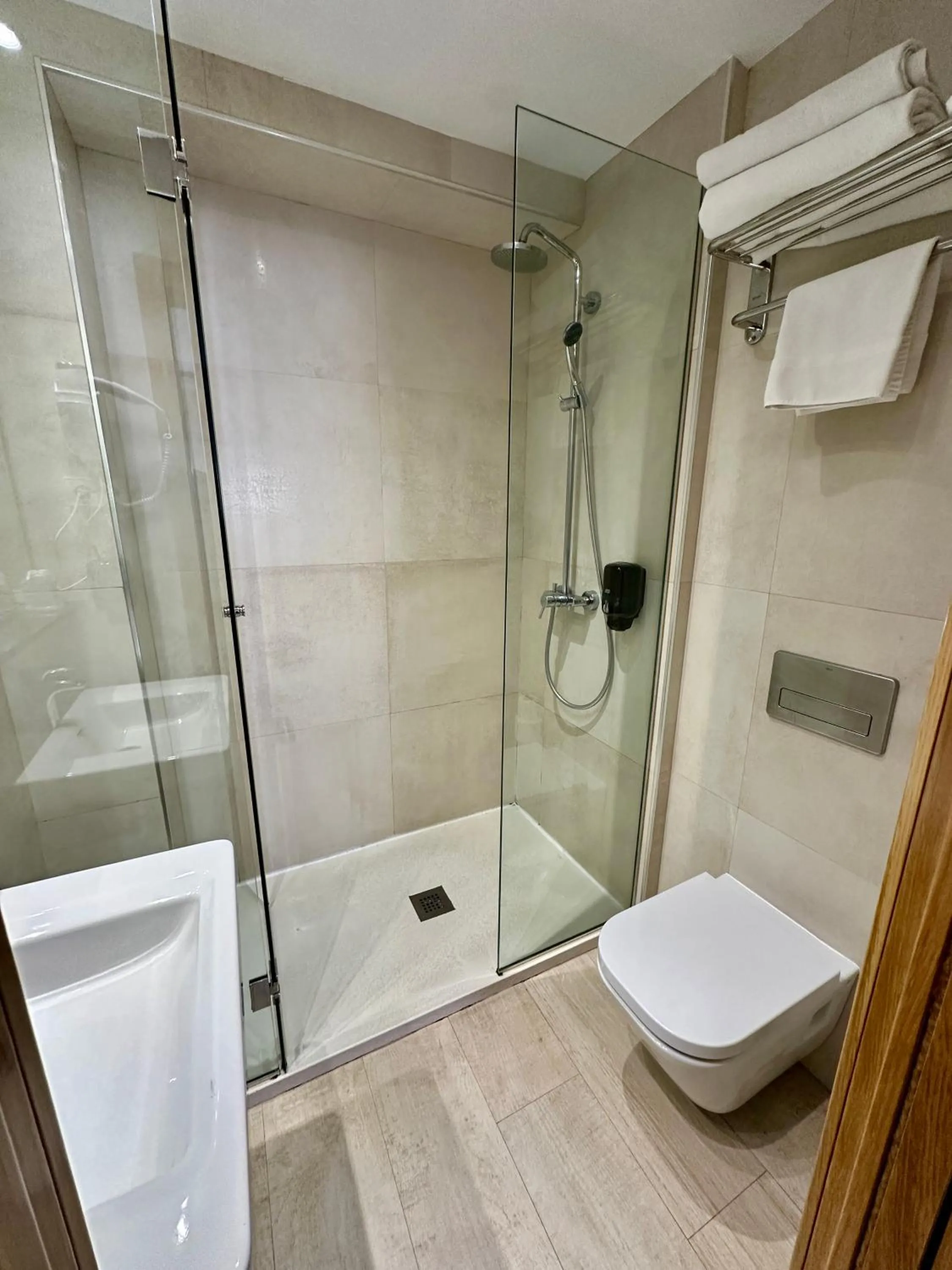 Shower in Hostal Castilla II Puerta del Sol