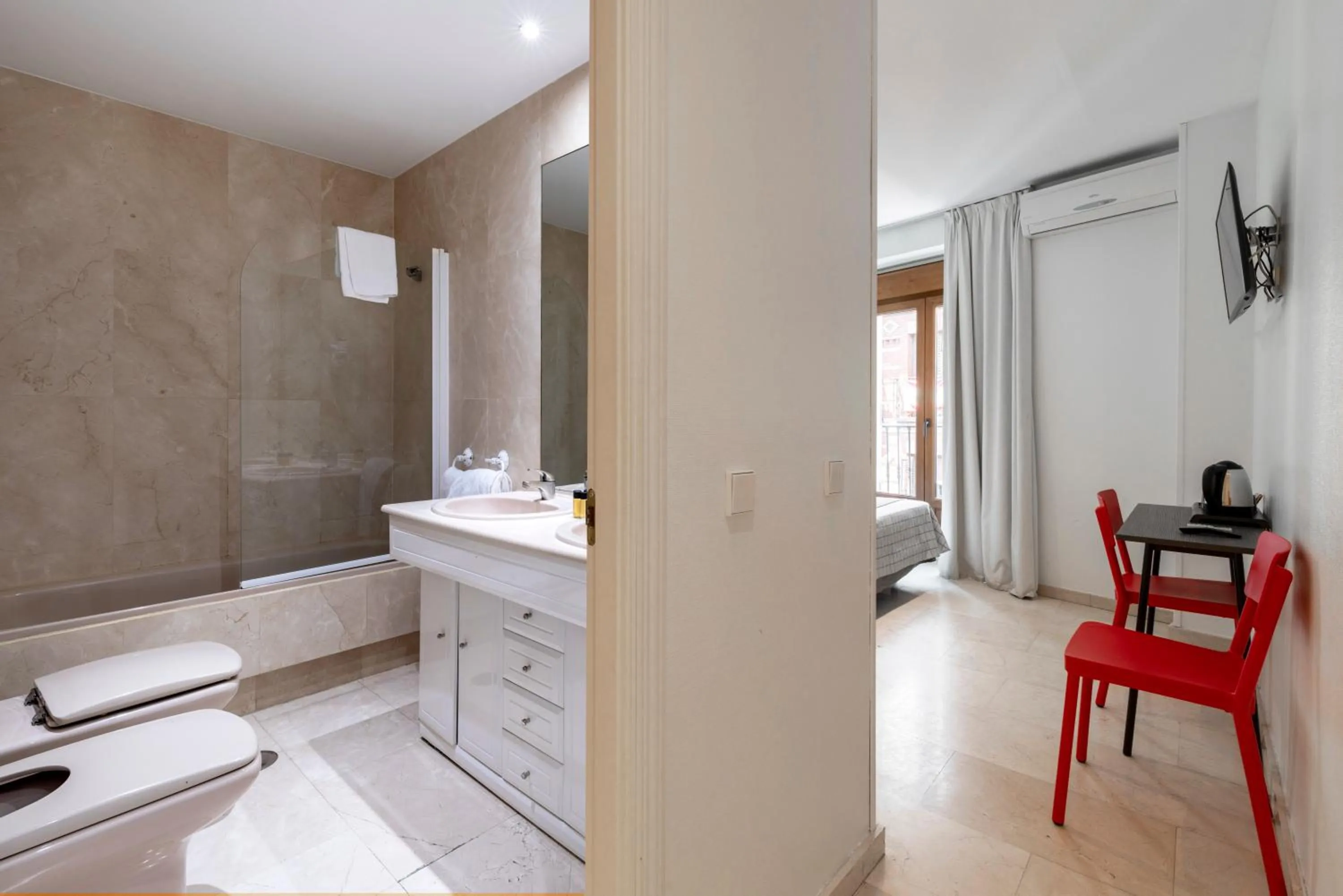 Coffee/tea facilities in Hostal Castilla II Puerta del Sol