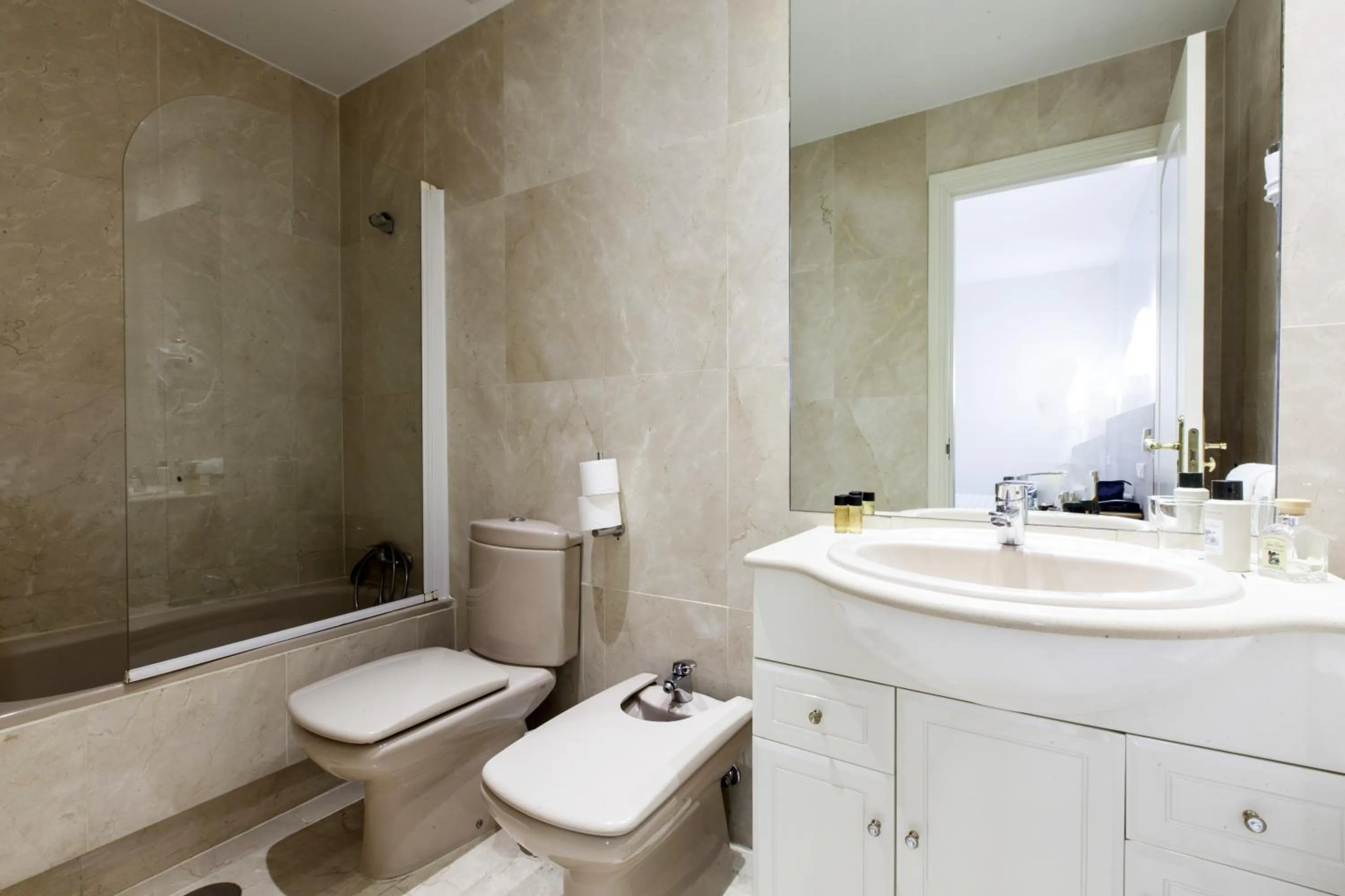 Shower in Hostal Castilla II Puerta del Sol