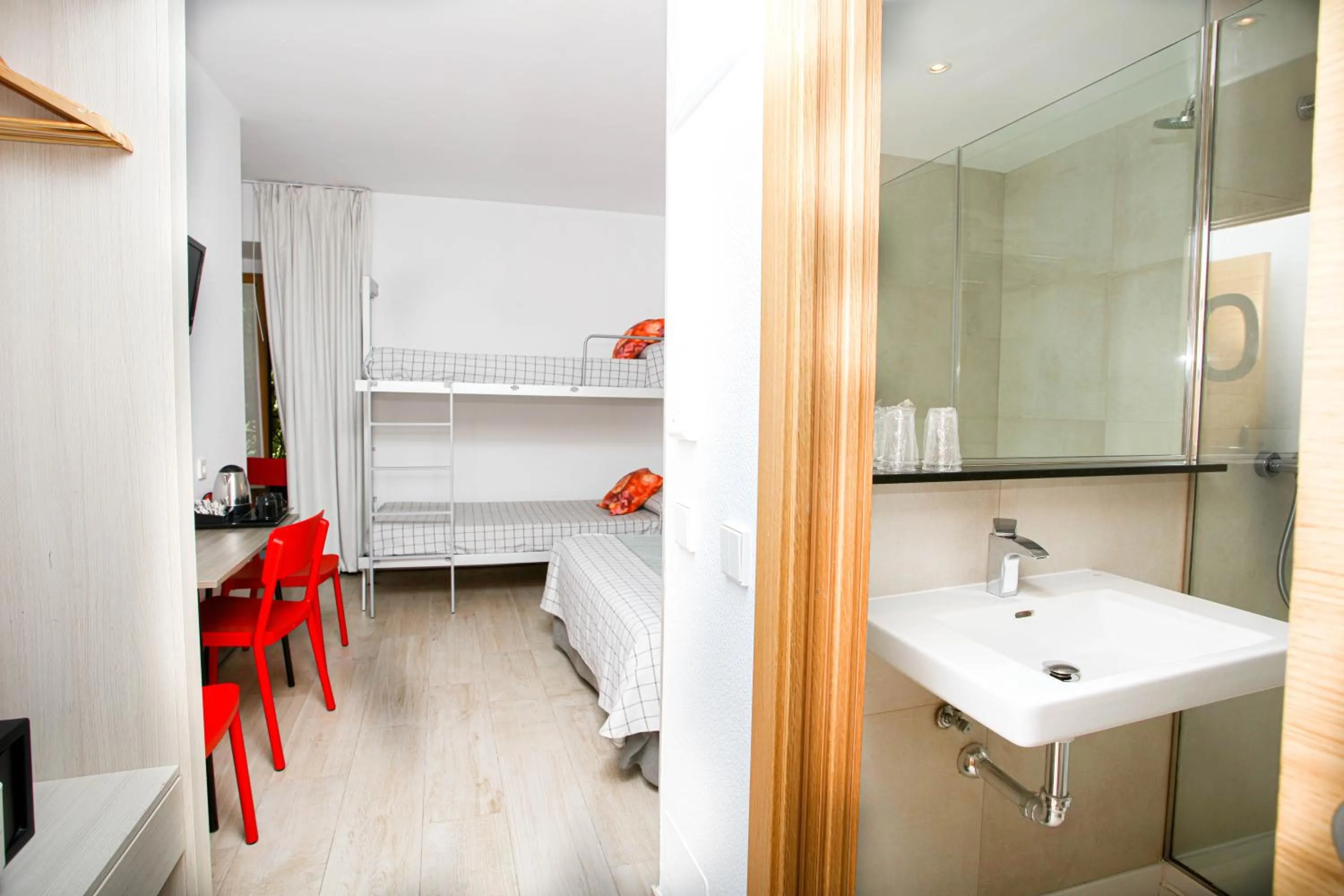 bunk bed, Bed in Hostal Castilla II Puerta del Sol