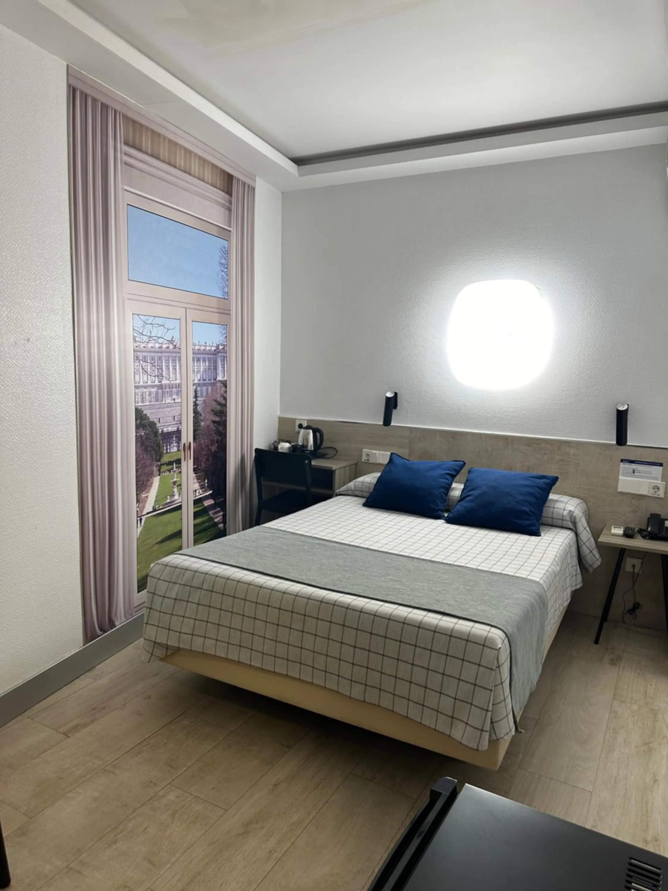 Bed in Hostal Castilla II Puerta del Sol