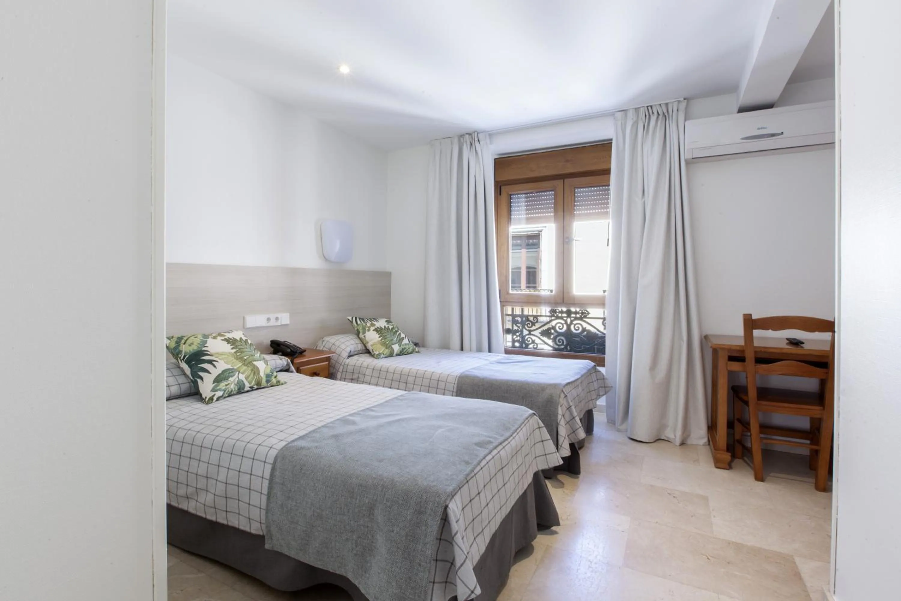 Balcony/Terrace, Bed in Hostal Castilla II Puerta del Sol