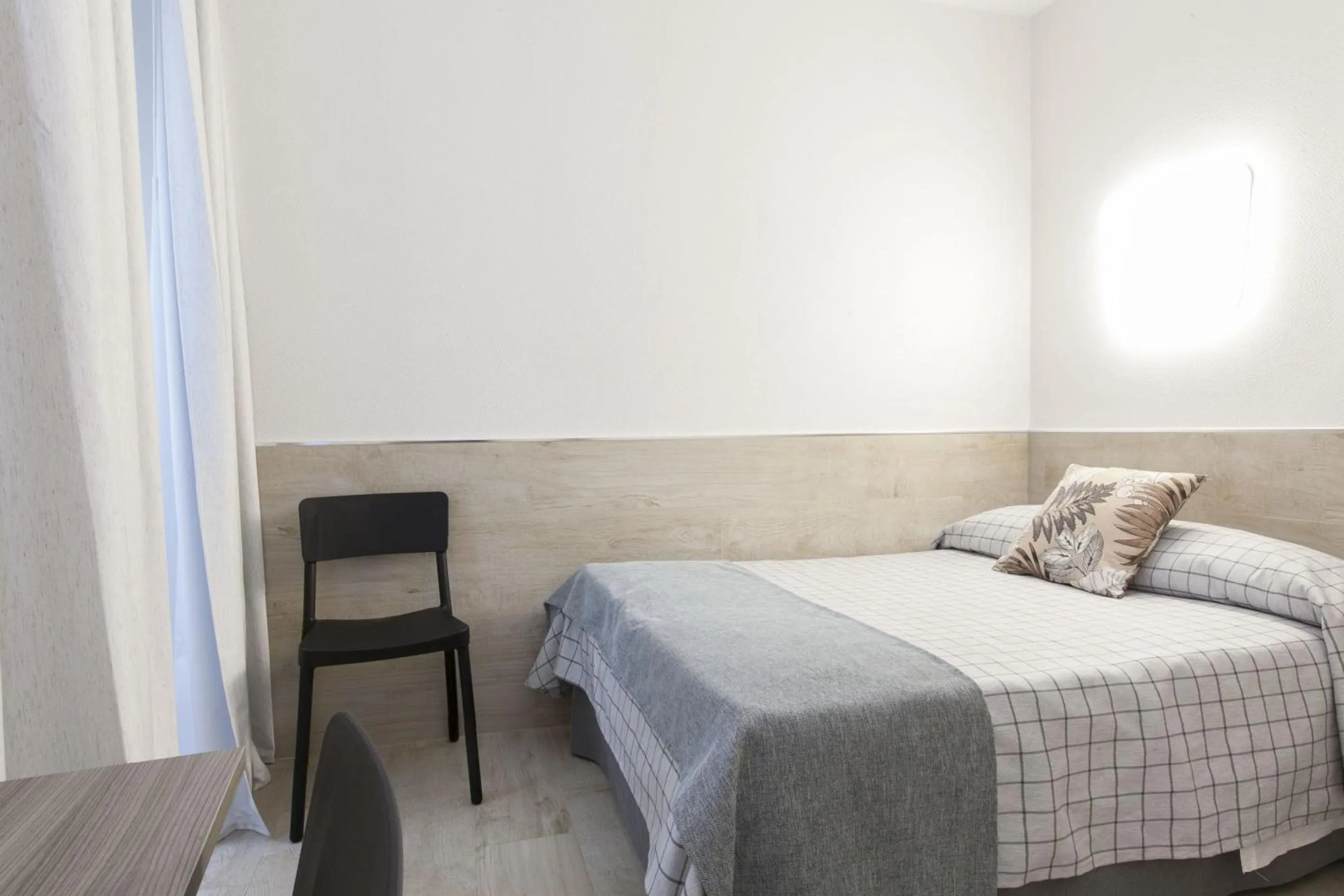 Bedroom, Bed in Hostal Castilla II Puerta del Sol