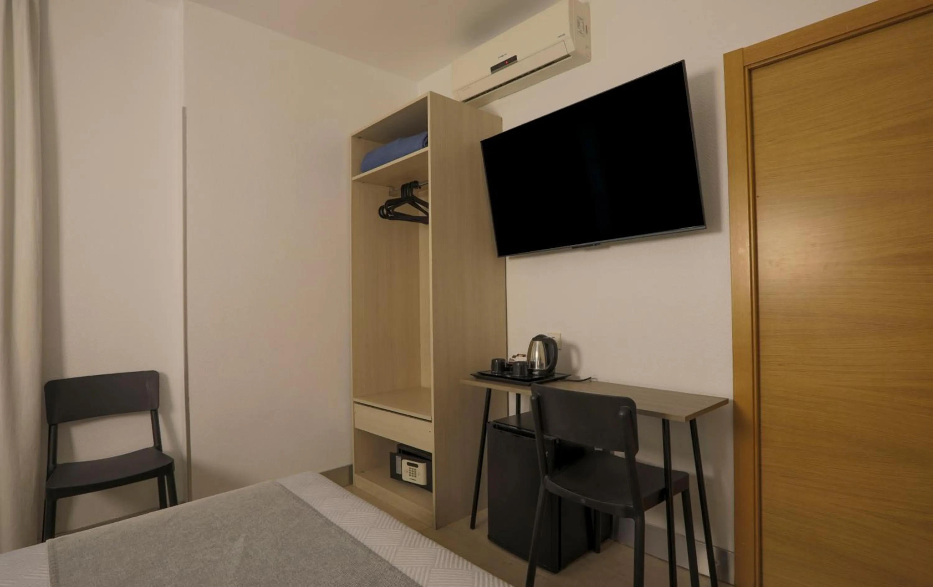 TV and multimedia, Bed in Hostal Castilla II Puerta del Sol