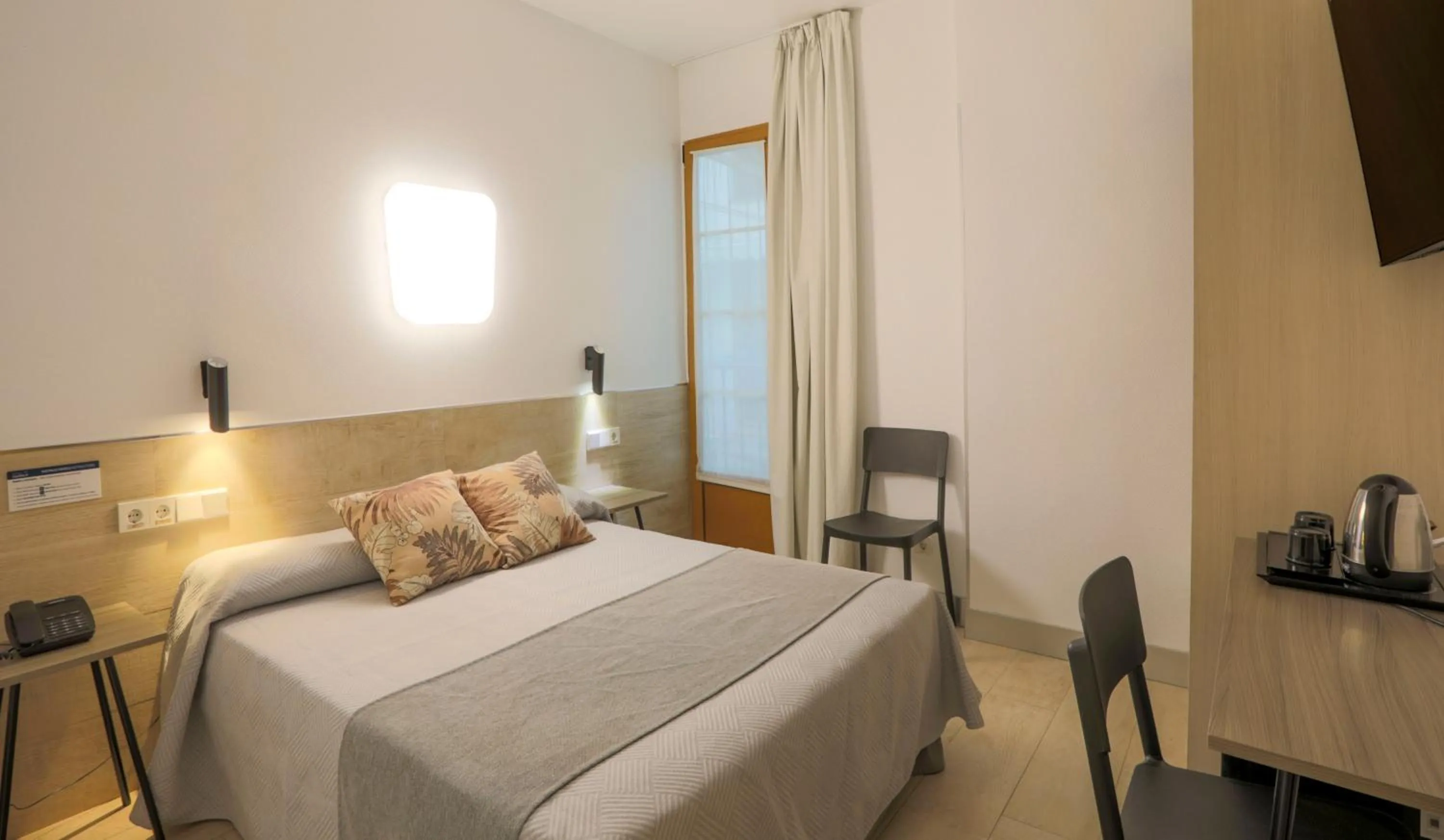 Bed in Hostal Castilla II Puerta del Sol