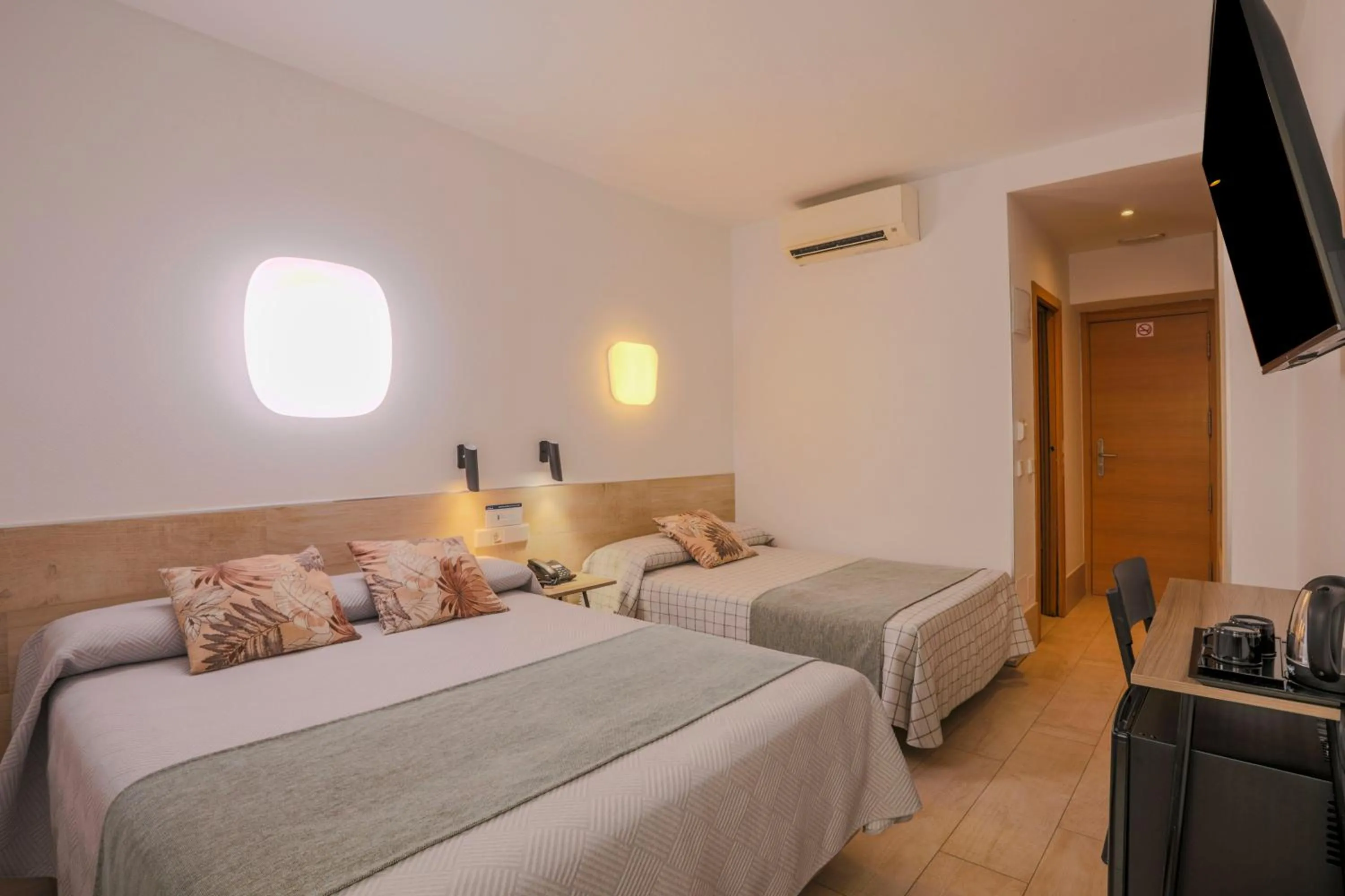 Bed in Hostal Castilla II Puerta del Sol